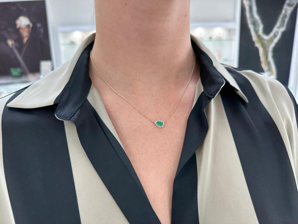 1,10tcw 14K natürlicher Smaragd im Birnenschliff Smaragd & Diamant Halo Stapel-Halskette Damen im Angebot