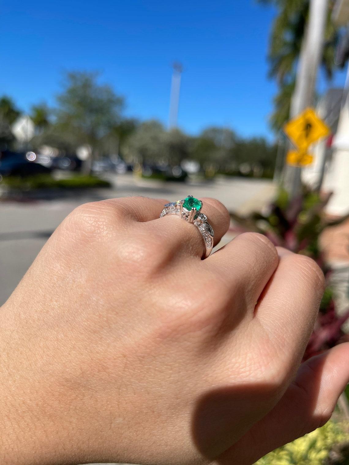 Taille ronde Bague de fiançailles en émeraude colombienne ronde 14 carats et diamants 1,10 carat poids total en vente