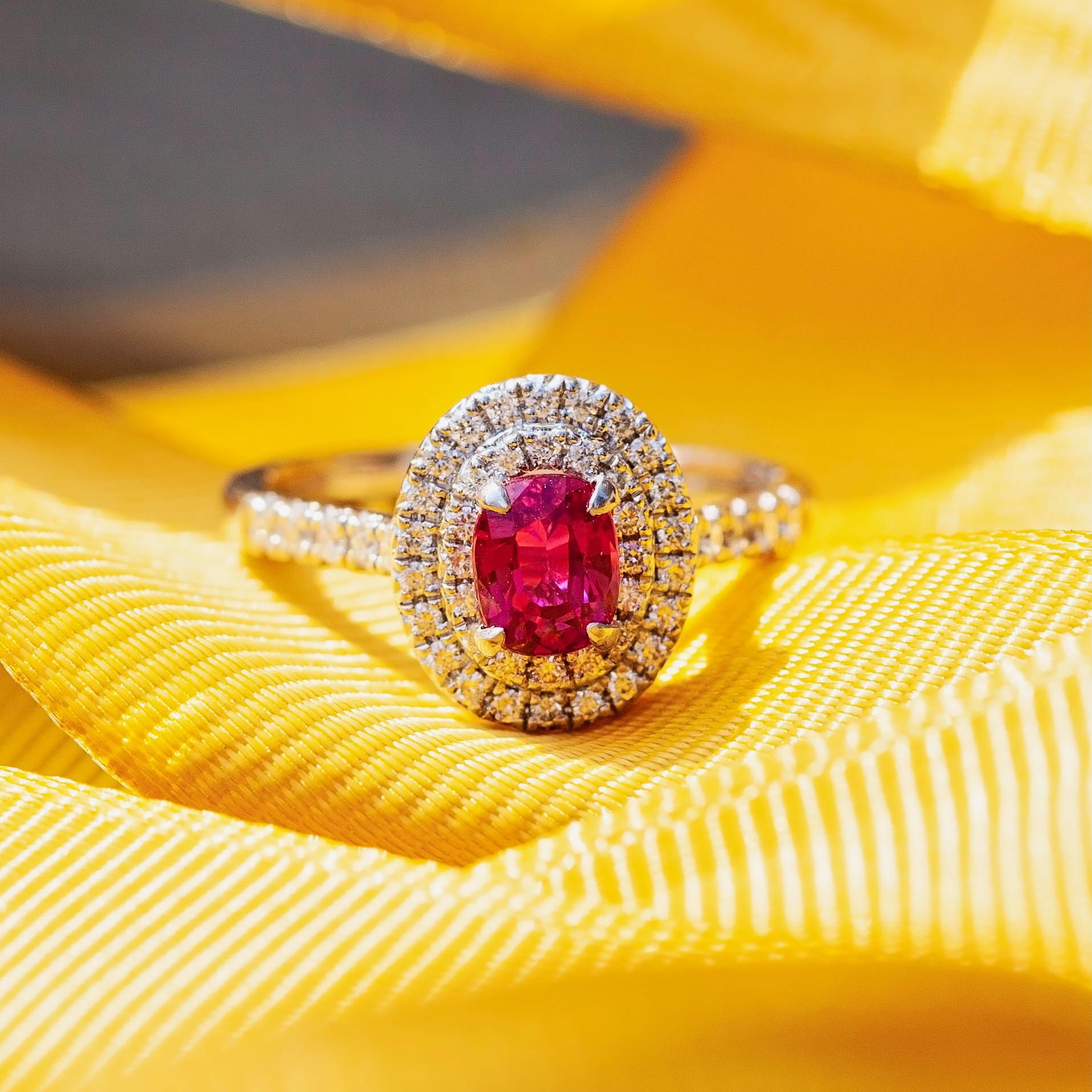 1,11 Karat zertifizierter ovaler Rubin ohne Hitze 0,36 Karat Diamant 18 Karat Gold Ring
