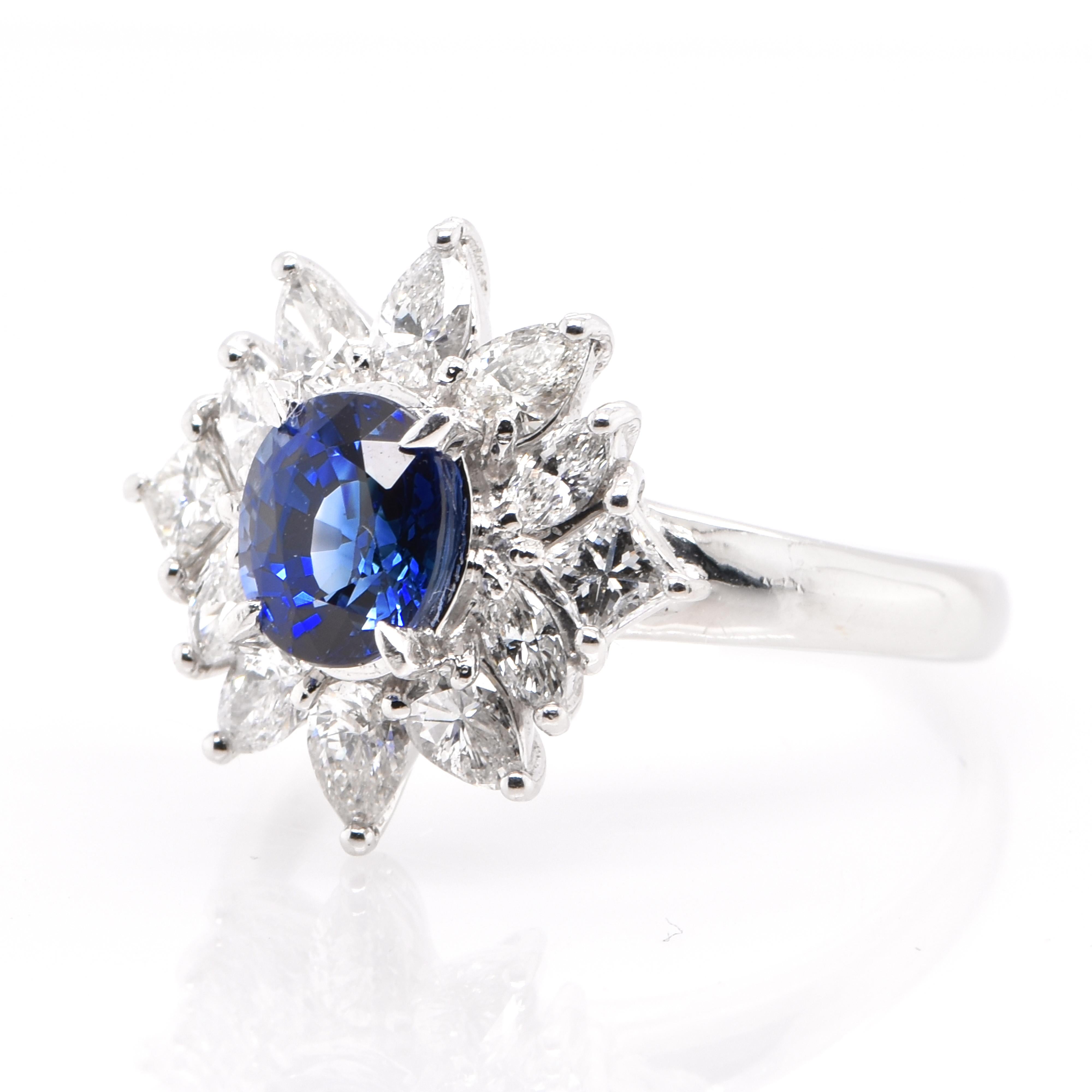 Ein wunderschöner Ring mit einem natürlichen blauen Saphir von 1,11 Karat und Diamanten von 0,89 Karat, gefasst in Platin. Saphire haben eine außergewöhnliche Haltbarkeit - sie zeichnen sich durch Härte, Zähigkeit und Langlebigkeit aus, was sie zu