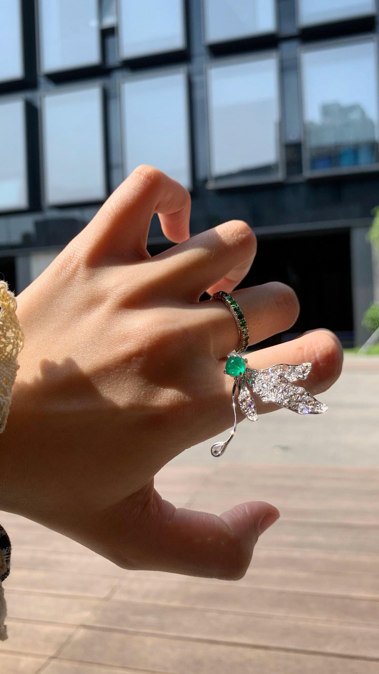 1,11 Karat natürlicher Smaragd Libelle Flügel geformt Diamant Cocktail Ring im Angebot 4