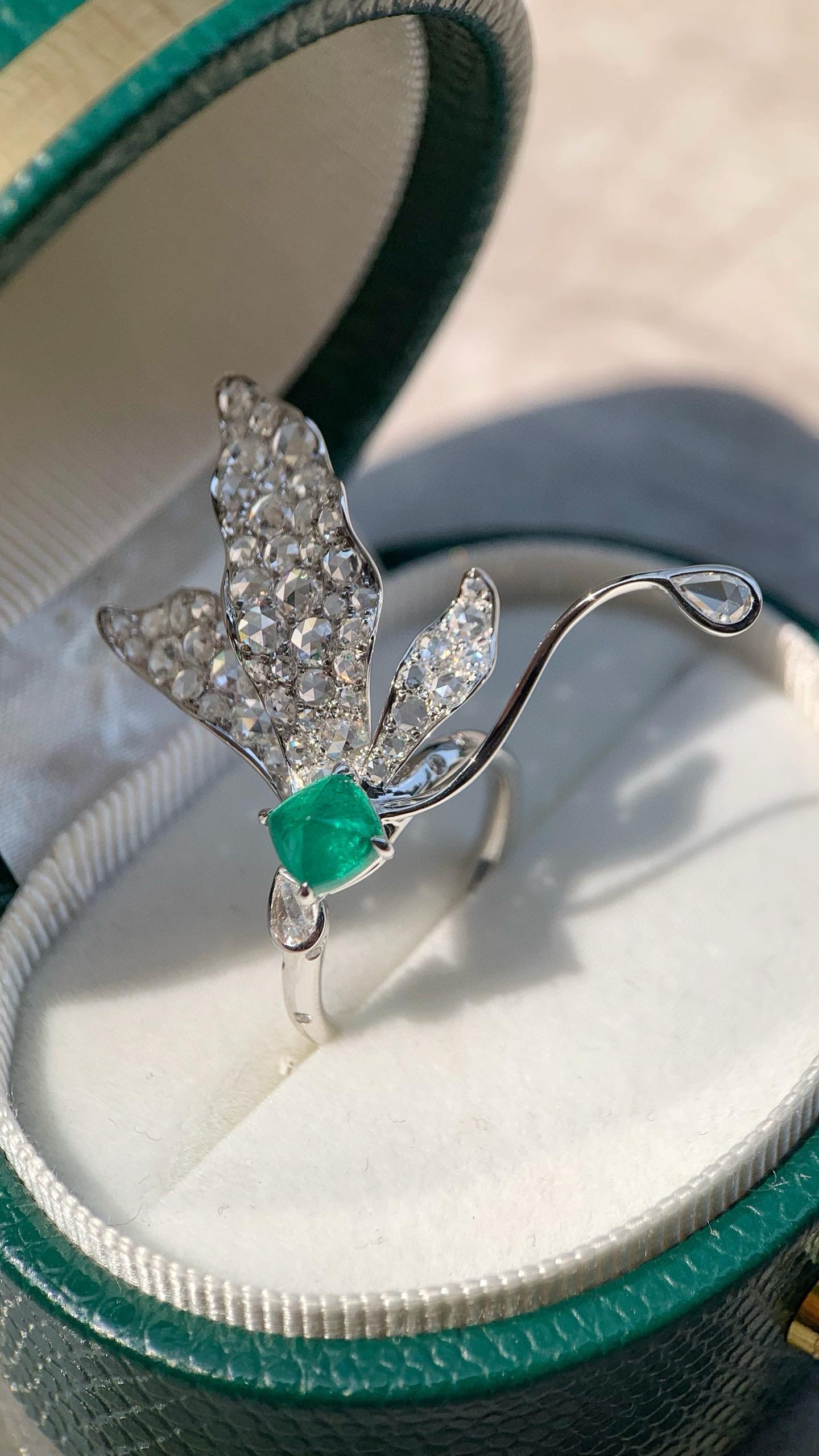 1,11 Karat natürlicher Smaragd Libelle Flügel geformt Diamant Cocktail Ring

--Hauptstein: Emearld 1.11ct 
-Seitensteine: Diamanten 
-Gesamtgewicht: 6,03 Gramm

Dieser bezaubernde Ring in Form einer Libelle mit Flügeln ist ein fesselndes