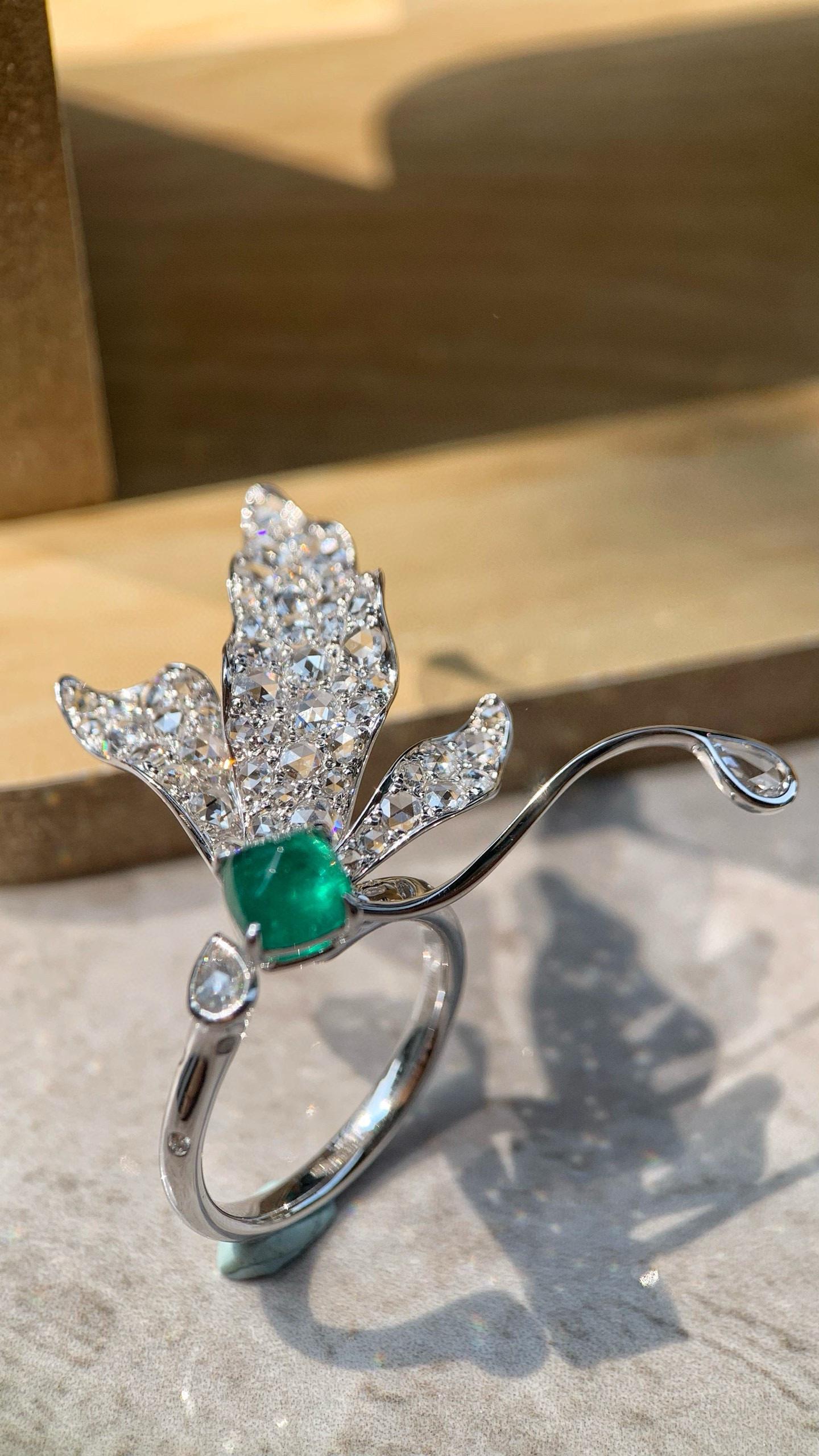 1,11 Karat natürlicher Smaragd Libelle Flügel geformt Diamant Cocktail Ring (Kegel-Cabochon) im Angebot
