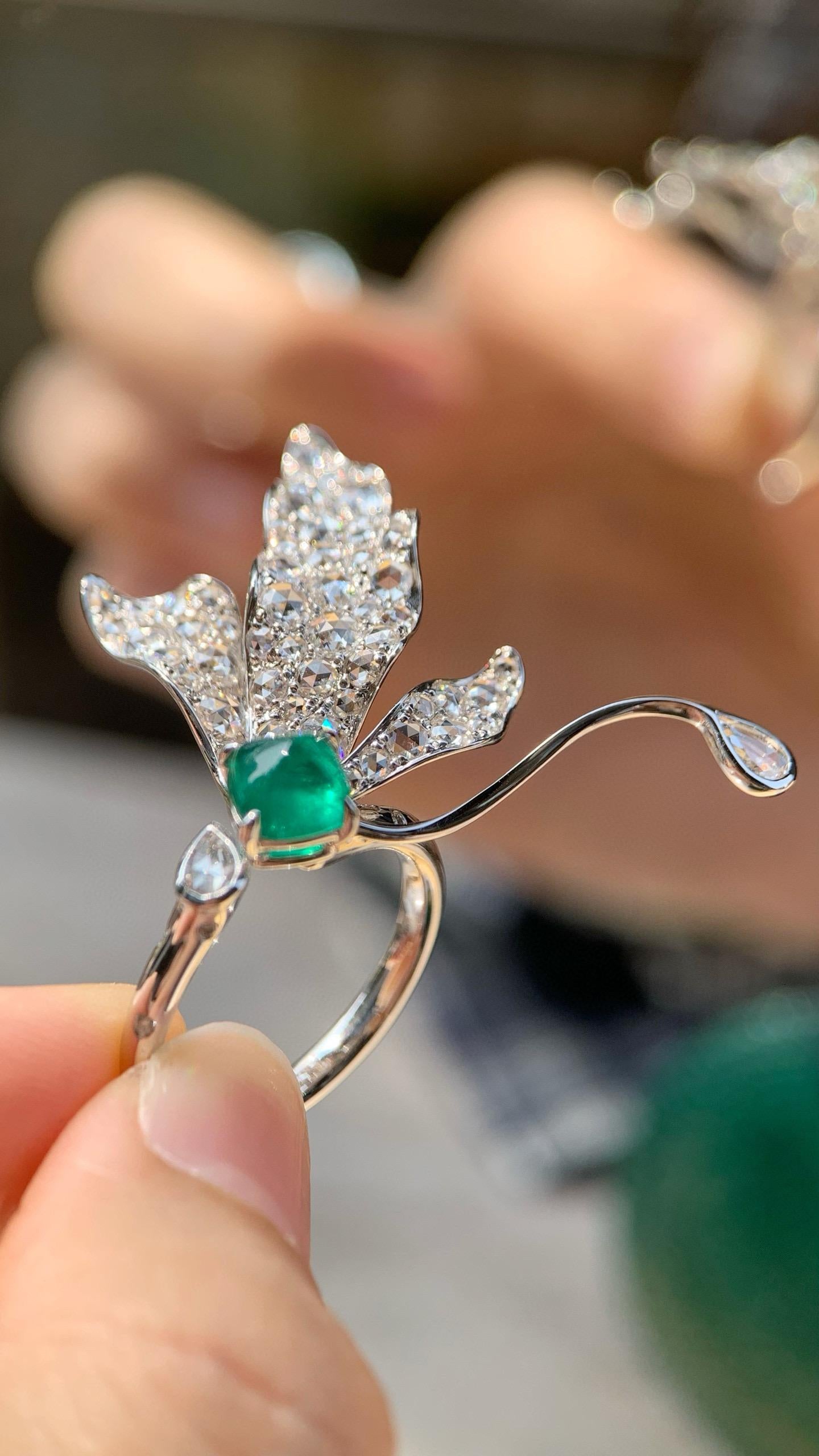 1,11 Karat natürlicher Smaragd Libelle Flügel geformt Diamant Cocktail Ring im Zustand „Neu“ im Angebot in Kowloon, HK