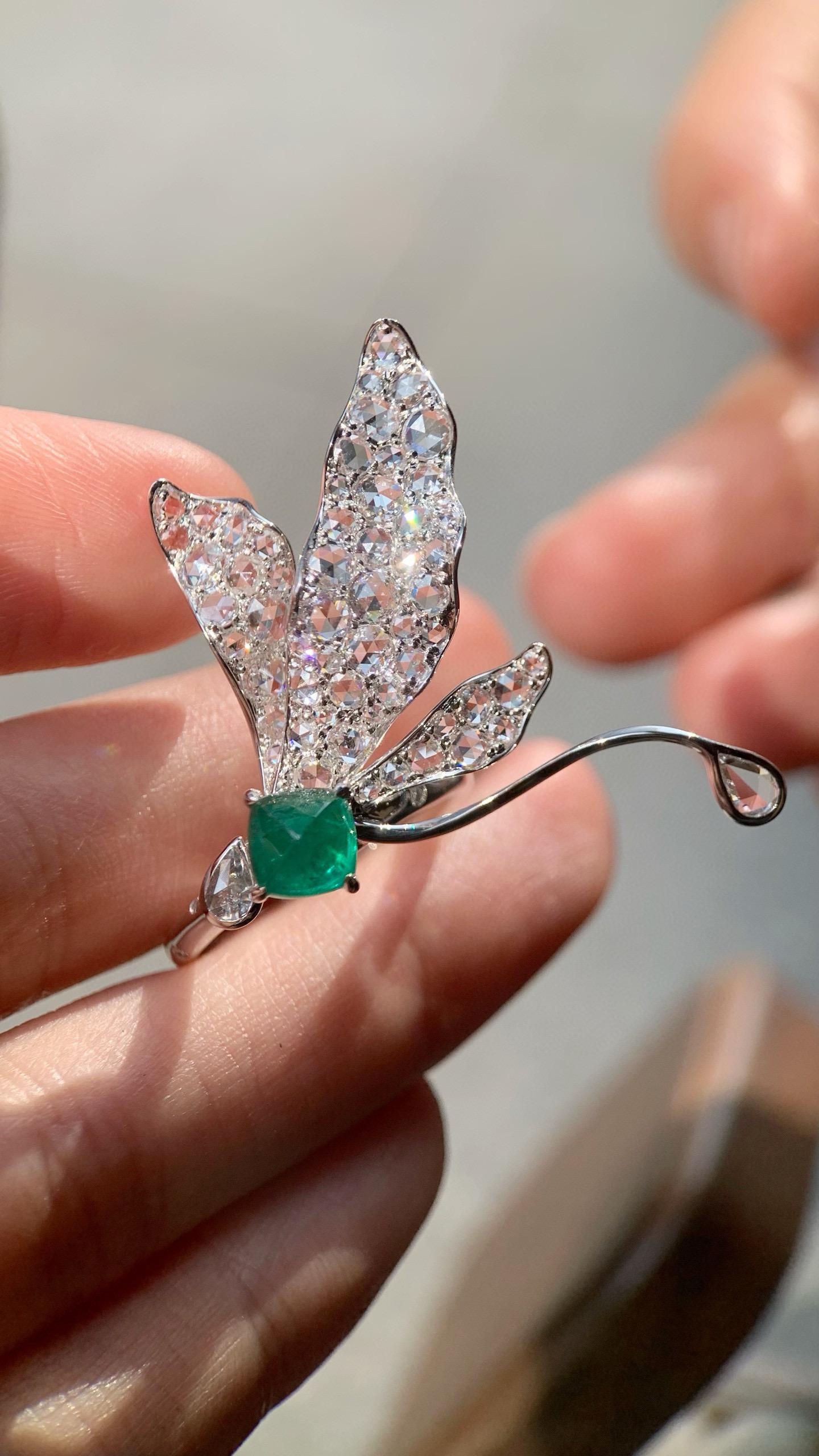 1,11 Karat natürlicher Smaragd Libelle Flügel geformt Diamant Cocktail Ring für Damen oder Herren im Angebot