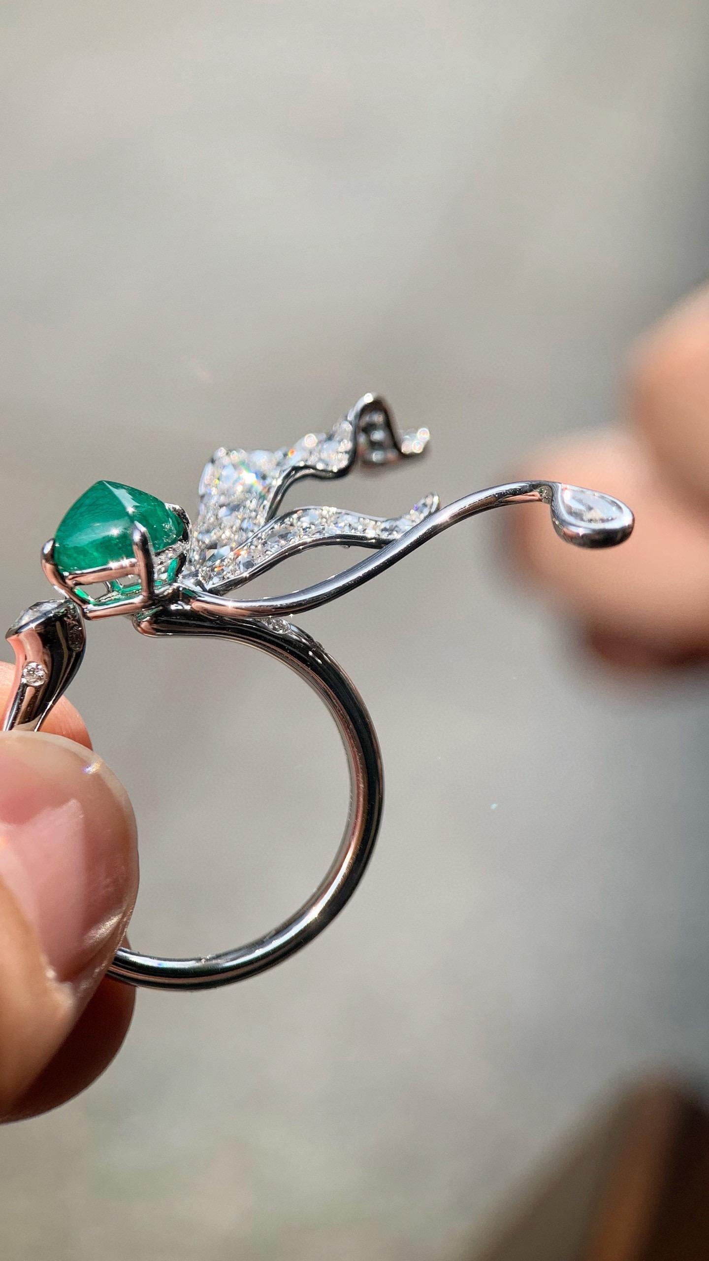 1,11 Karat natürlicher Smaragd Libelle Flügel geformt Diamant Cocktail Ring im Angebot 1