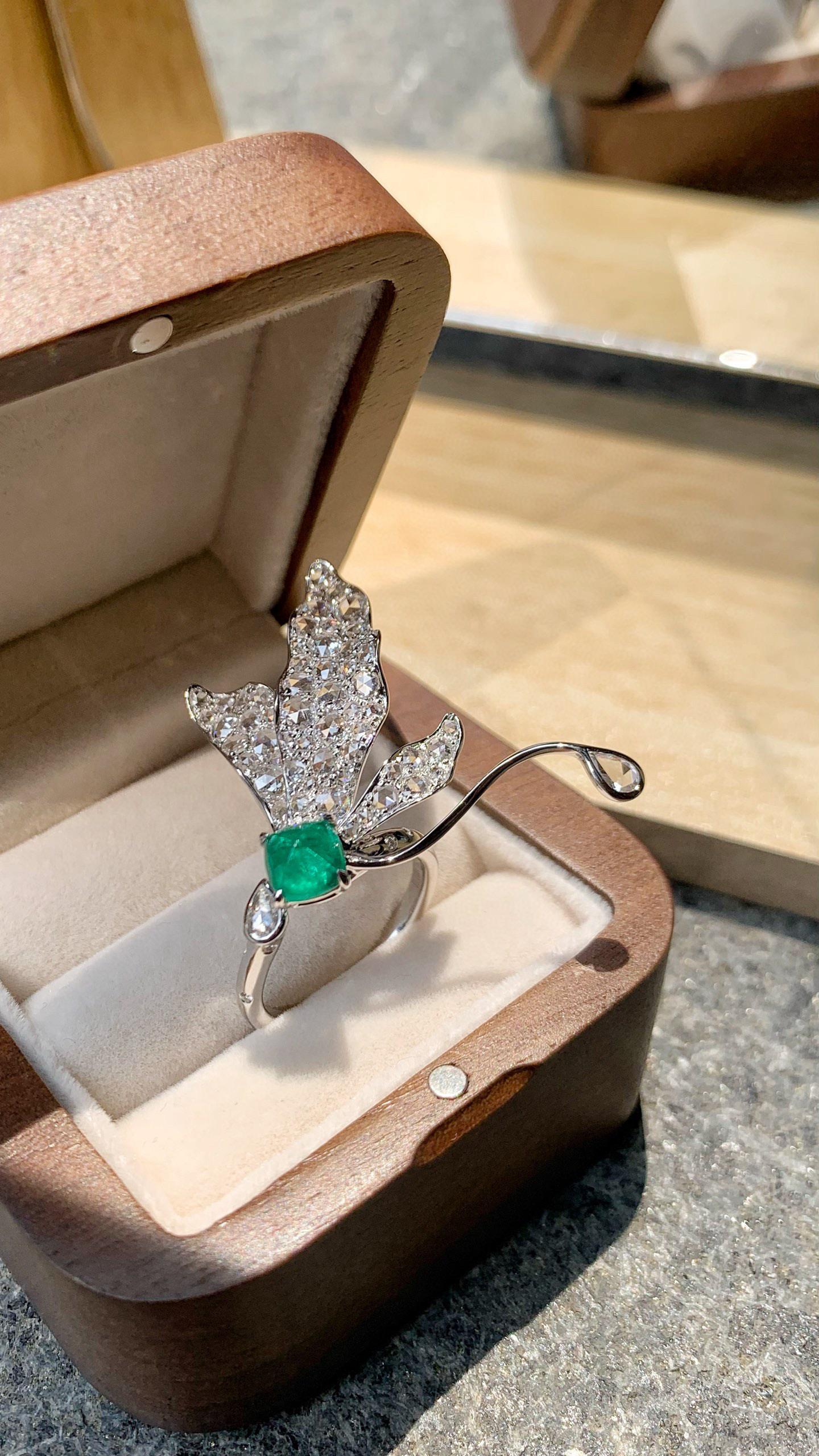 1,11 Karat natürlicher Smaragd Libelle Flügel geformt Diamant Cocktail Ring im Angebot 2