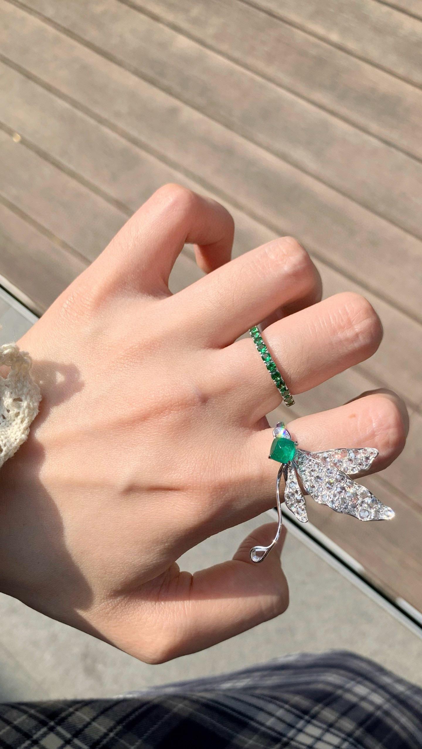 1,11 Karat natürlicher Smaragd Libelle Flügel geformt Diamant Cocktail Ring im Angebot 3