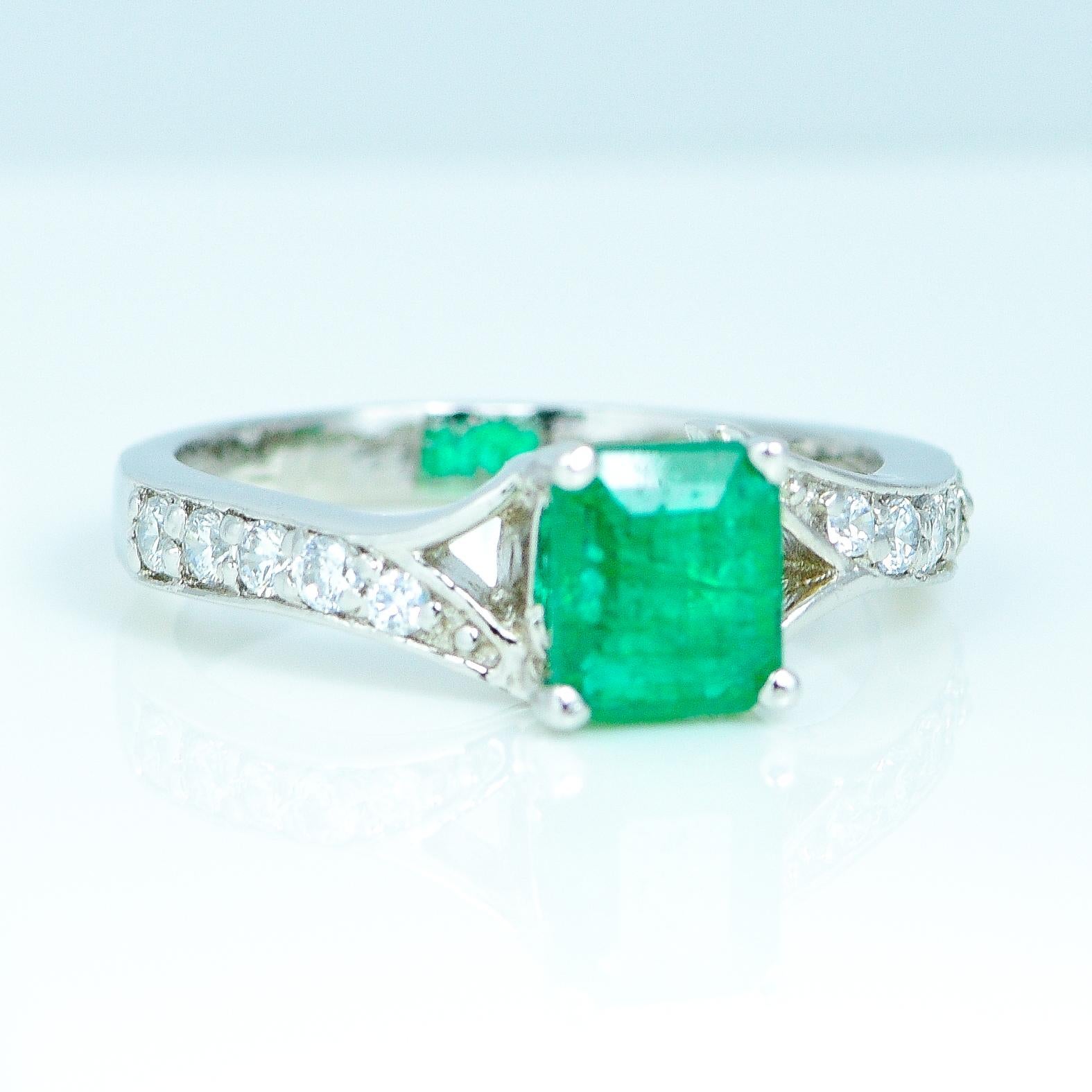 1.11 Carat Natural Emerald Ring In New Condition In Vadgam, GJ