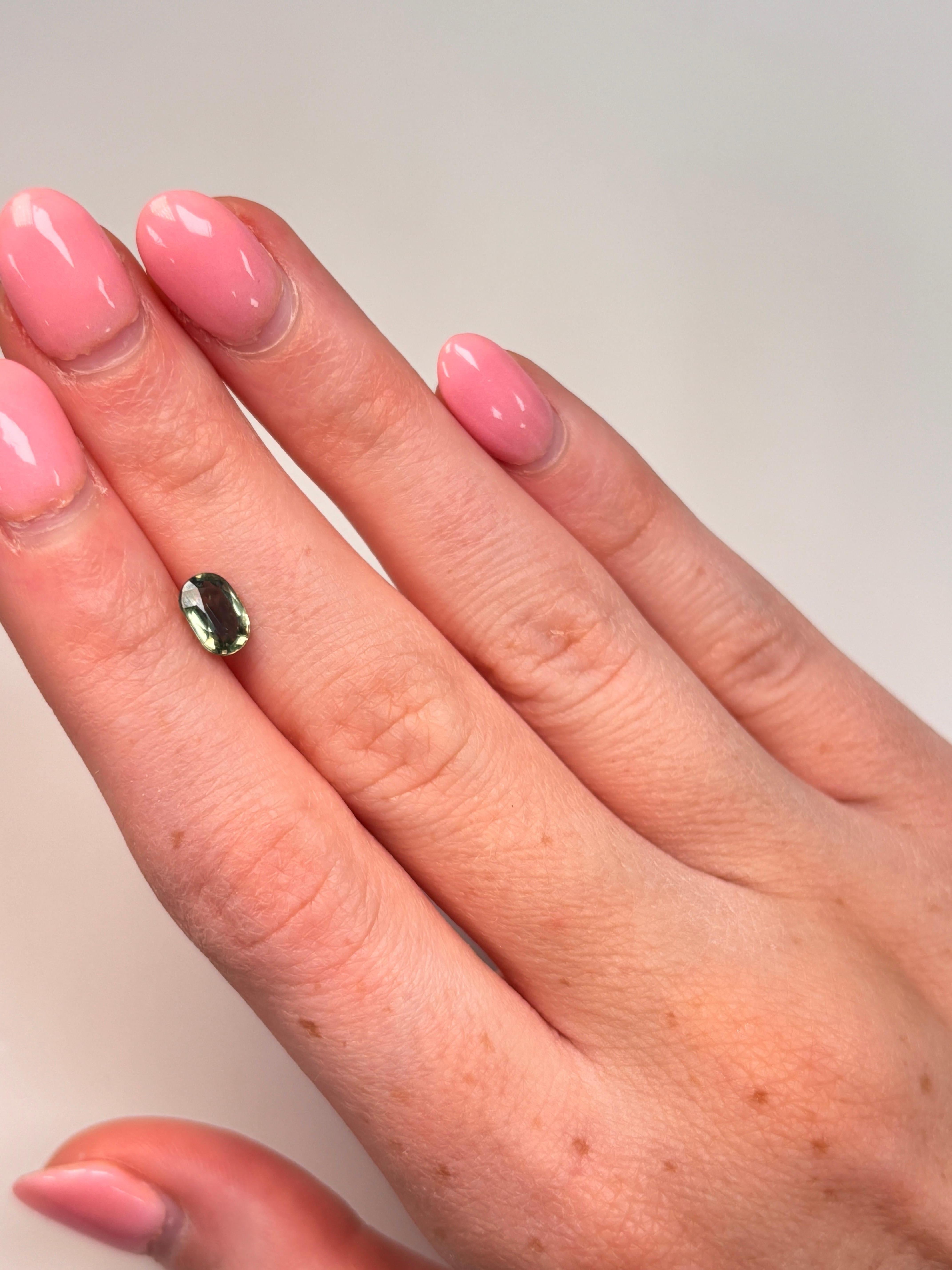 Dieser exquisite 1,11-karätige natürliche grüne Saphir hat einen satten waldgrünen Farbton mit außergewöhnlicher Brillanz und Klarheit. Dieser fachmännisch geschliffene ovale 5 x 7 mm große Edelstein vereint Eleganz, Langlebigkeit und zeitlose