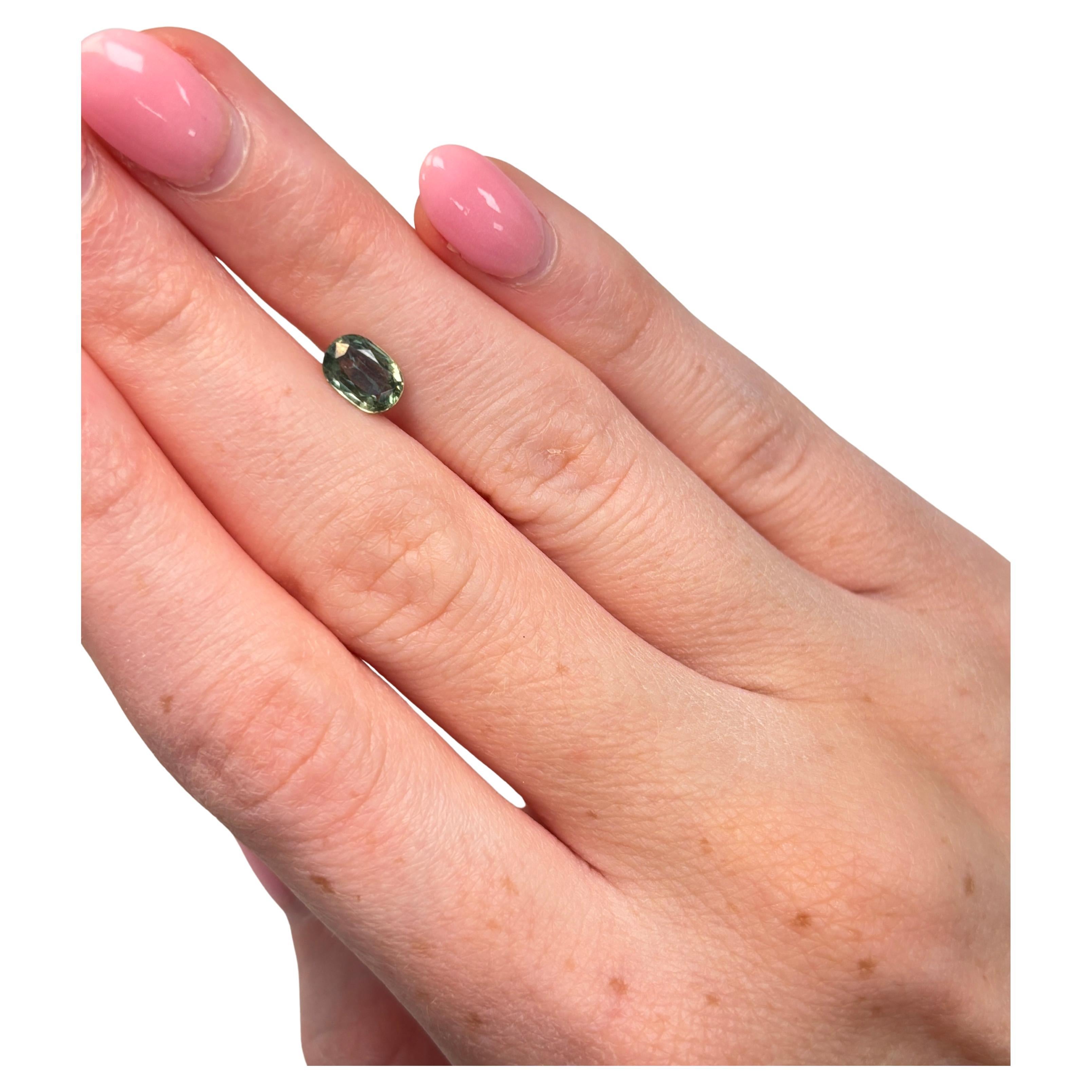 Gemma sfusa di 1,11 carati con taglio ovale di zaffiro verde ricco naturale della foresta