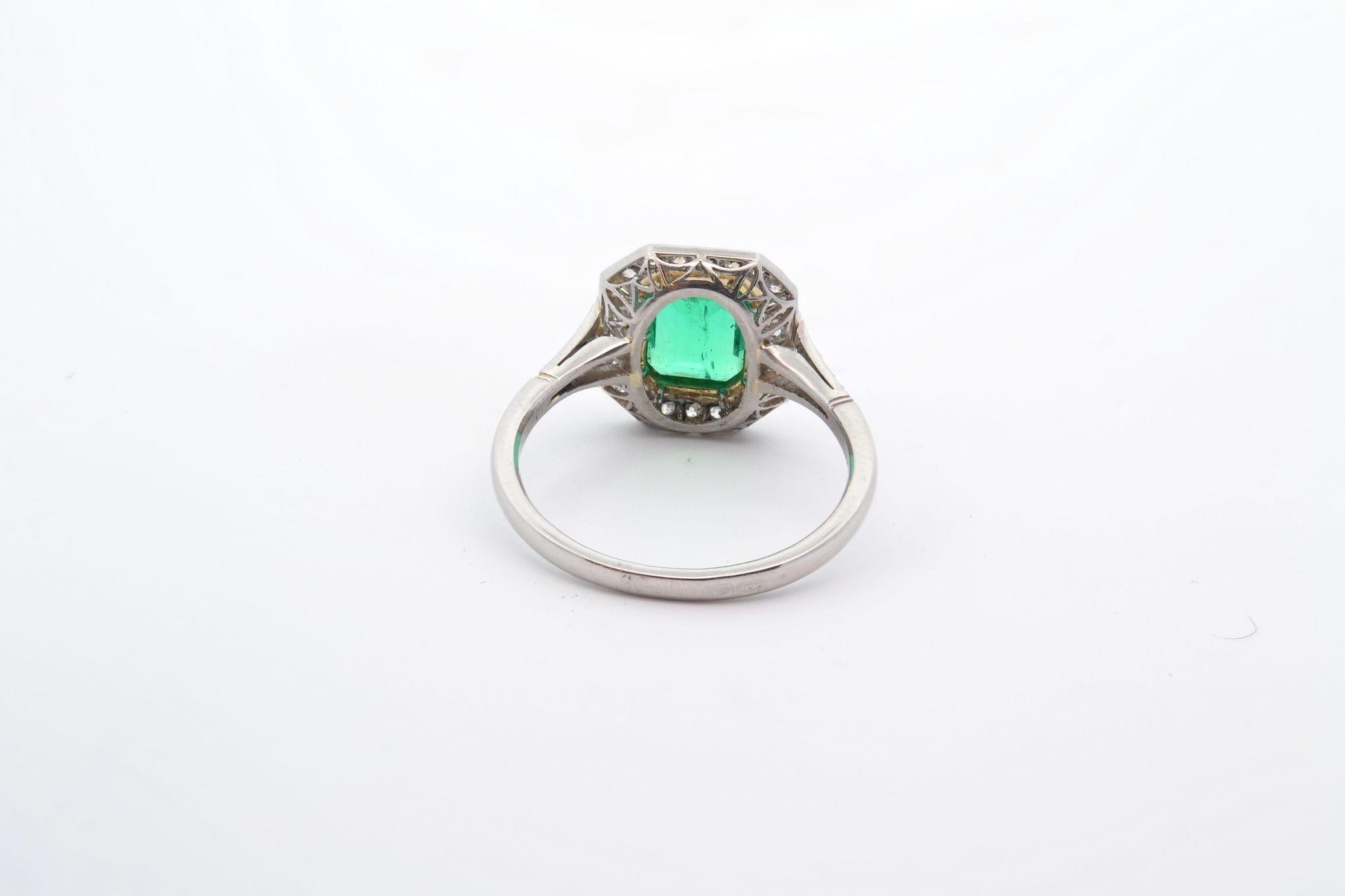 1.11 carats colombian emerald ring with diamonds In Good Condition For Sale In PARIS, FR
