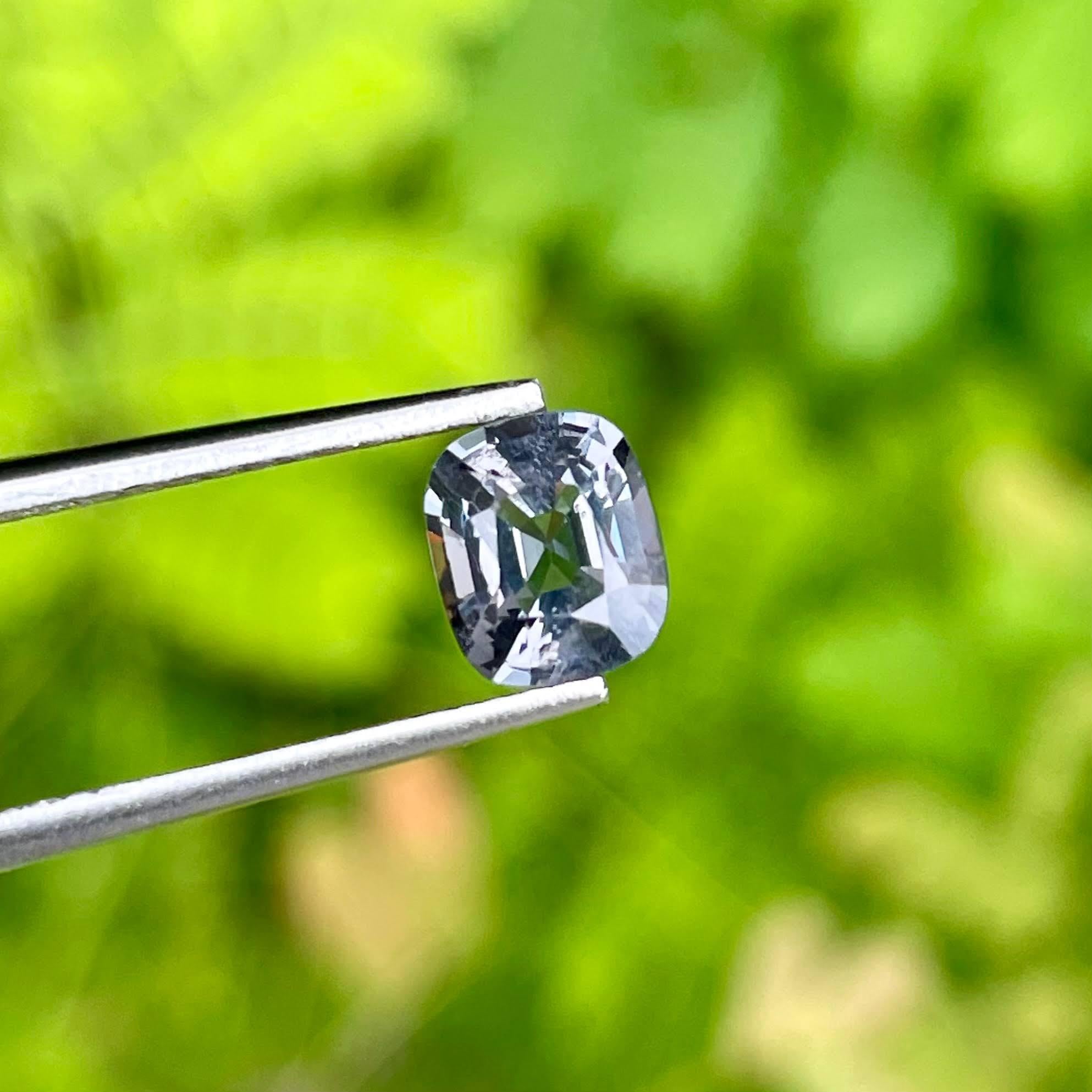 Peso 1,11 carati 
Dimensioni 6.7x5.7x3.8 mm
Trattamento nessuno 
Origine Birmania 
Chiarezza VS
Forma del cuscino 
Tagliare un cuscino di fantasia 



Questo splendido spinello birmano grigio da 1.11 carati è una gemma naturale di eccezionale