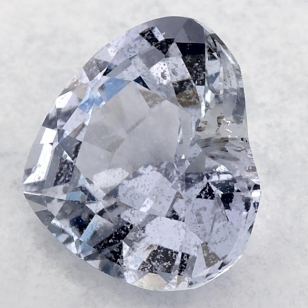 Questo zaffiro blu naturale offre eleganza e raffinatezza. Con la sua ricca saturazione del colore e il taglio preciso, è il centro perfetto per un anello di fidanzamento o un design di gioielli di lusso.

Questo zaffiro proviene dallo Sri Lanka