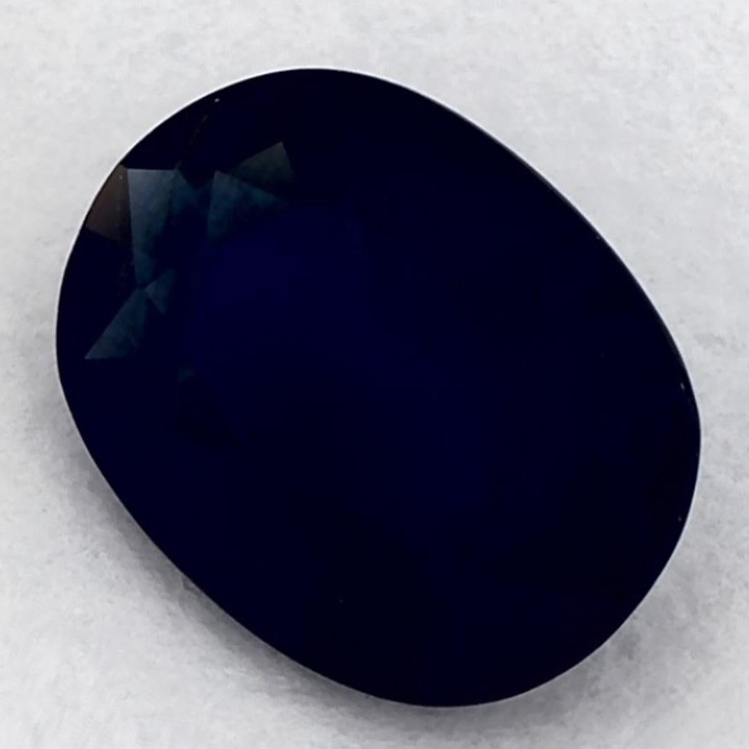 Este zafiro azul natural ofrece elegancia y sofisticación. Con su rica saturación de color y su corte preciso, es la pieza central perfecta para un anillo de compromiso o un diseño de joyería de lujo.

Este zafiro es originario de Sri Lanka