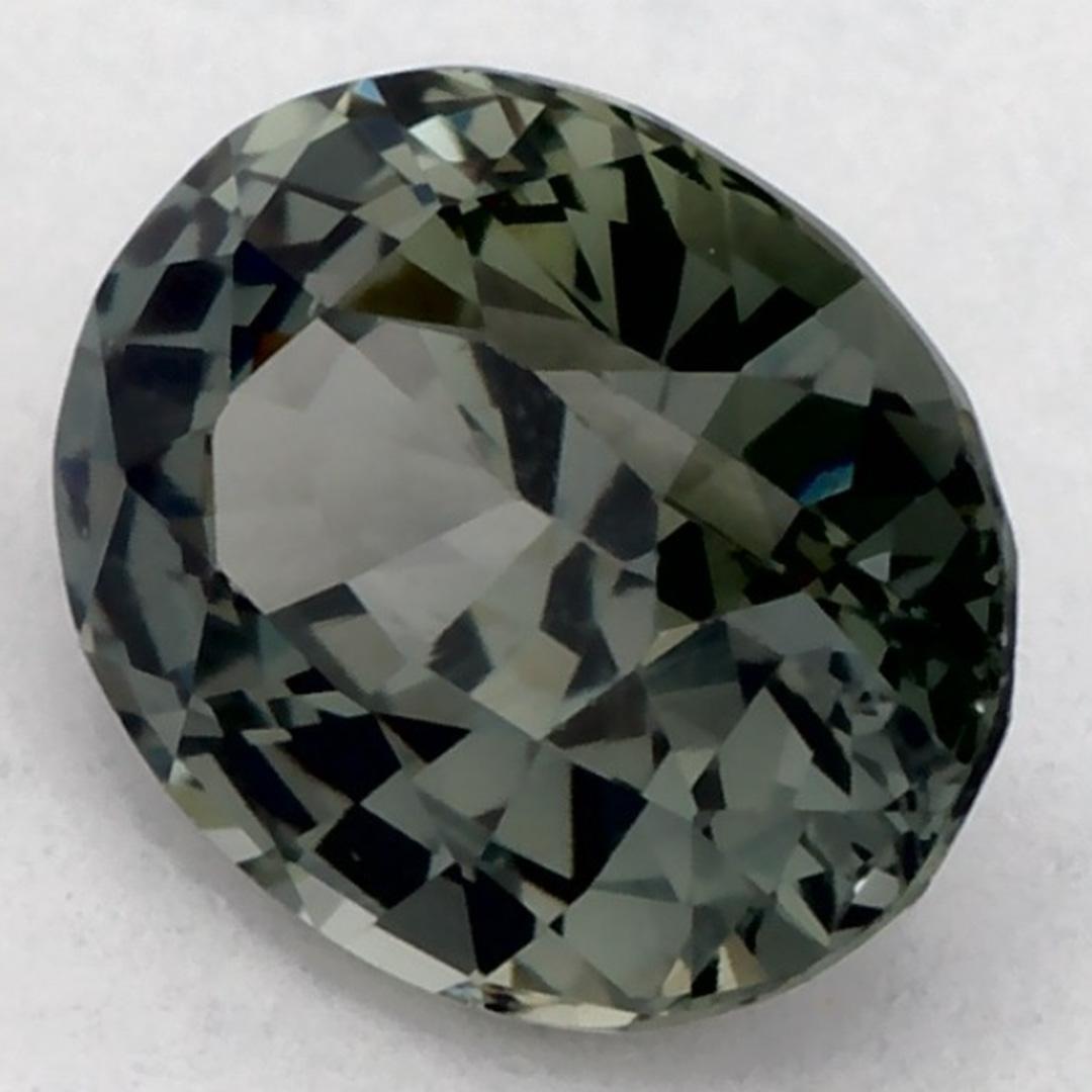 Dieser natürliche grüne Saphir bietet Eleganz und Raffinesse. Mit seiner satten Farbsättigung und seinem präzisen Schliff ist er das perfekte Herzstück für einen Verlobungsring oder ein luxuriöses Schmuckdesign.

Dieser Saphir stammt aus Sri Lanka