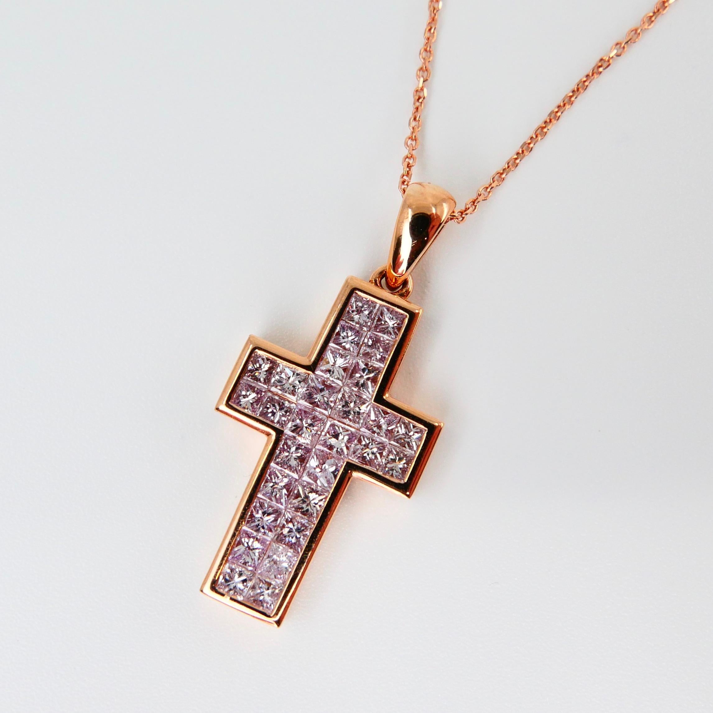 Collier pendentif croix en diamant rose clair naturel de 1,11 carat poids total. Or rose 18 carats. Neuf - En vente à Hong Kong, HK