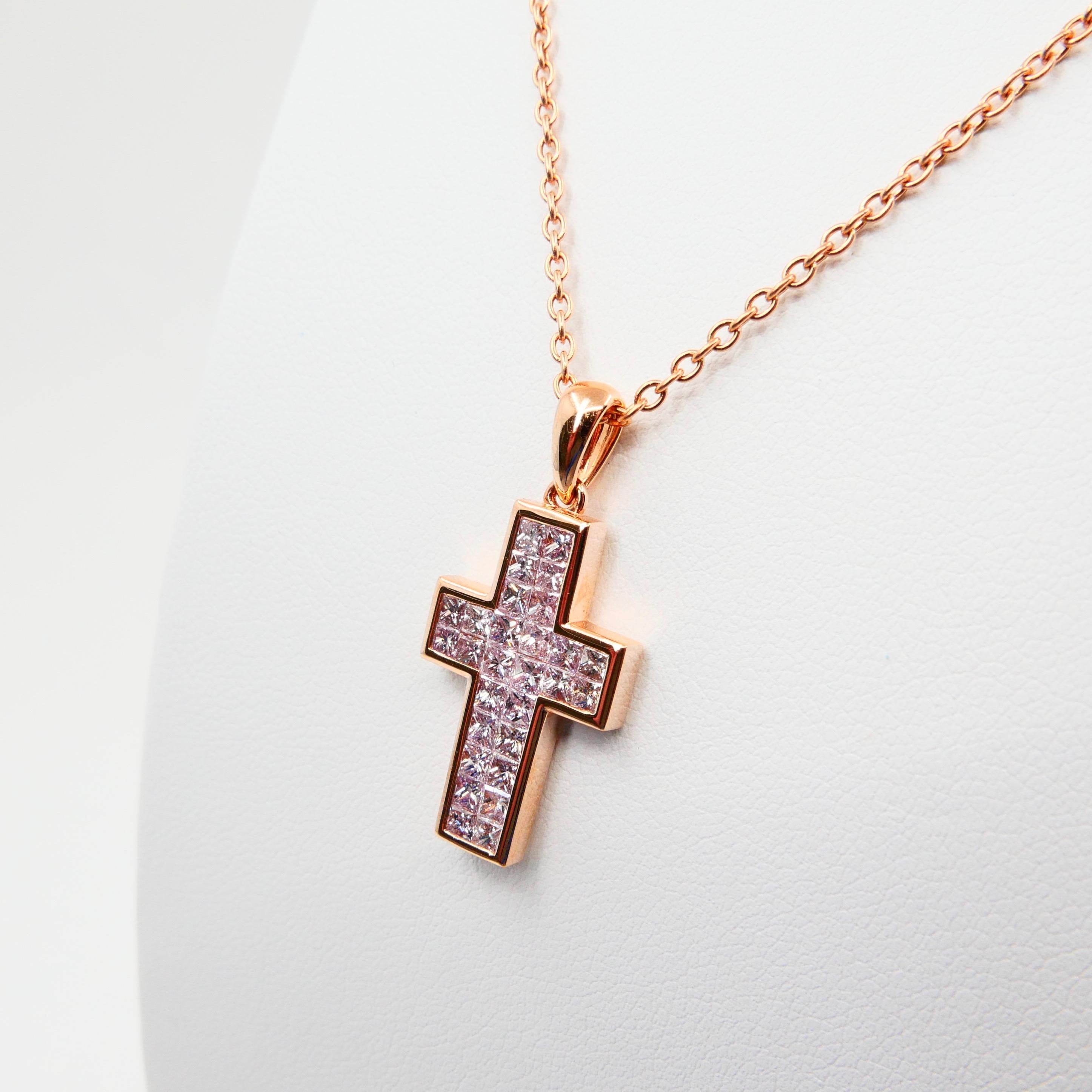 Collier pendentif croix en diamant rose clair naturel de 1,11 carat poids total. Or rose 18 carats. Pour femmes en vente