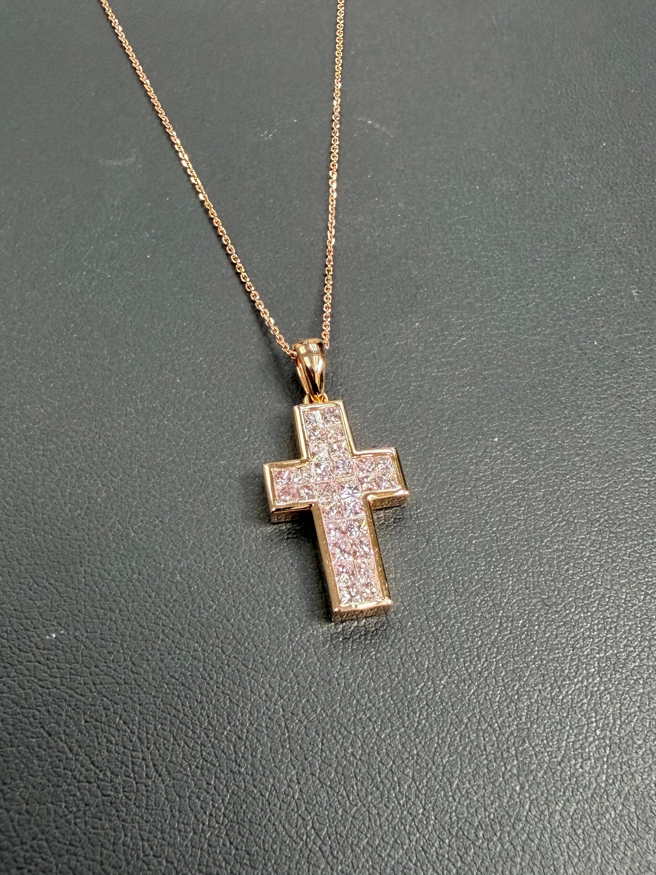 Collier pendentif croix en diamant rose clair naturel de 1,11 carat poids total. Or rose 18 carats. en vente 5