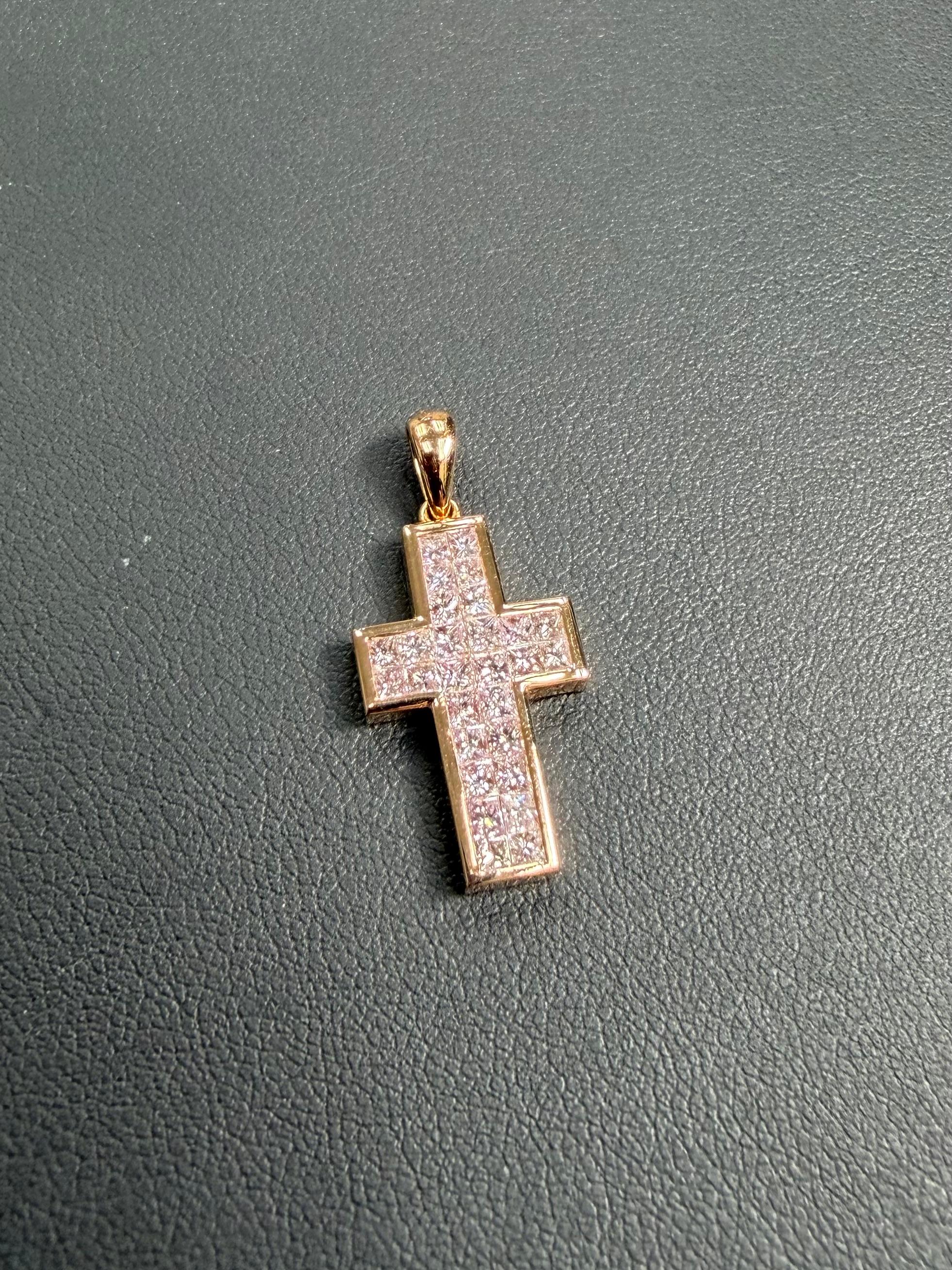 Collier pendentif croix en diamant rose clair naturel de 1,11 carat poids total. Or rose 18 carats. en vente 11