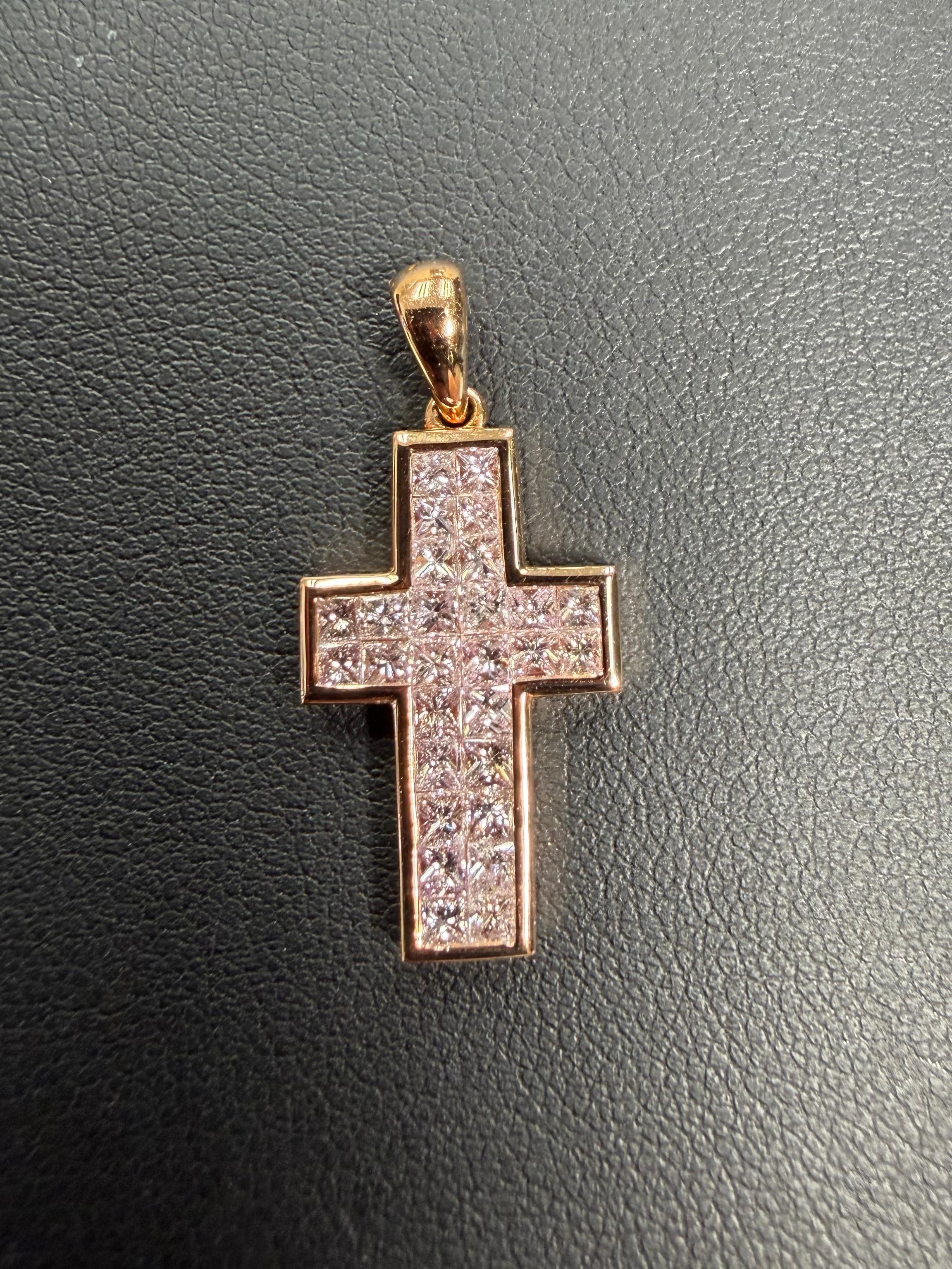 Collier pendentif croix en diamant rose clair naturel de 1,11 carat poids total. Or rose 18 carats. en vente 2