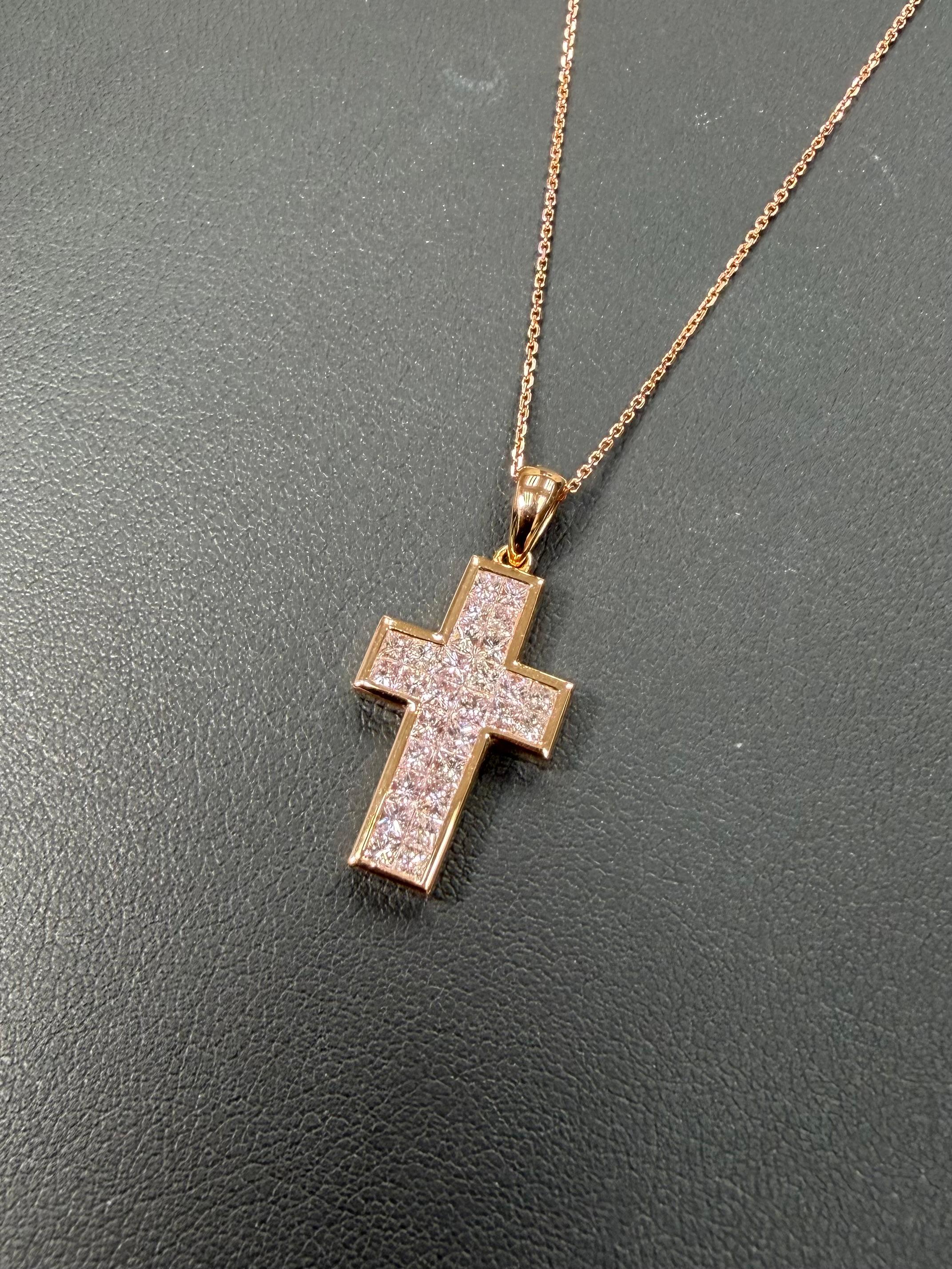 Collier pendentif croix en diamant rose clair naturel de 1,11 carat poids total. Or rose 18 carats. en vente 3
