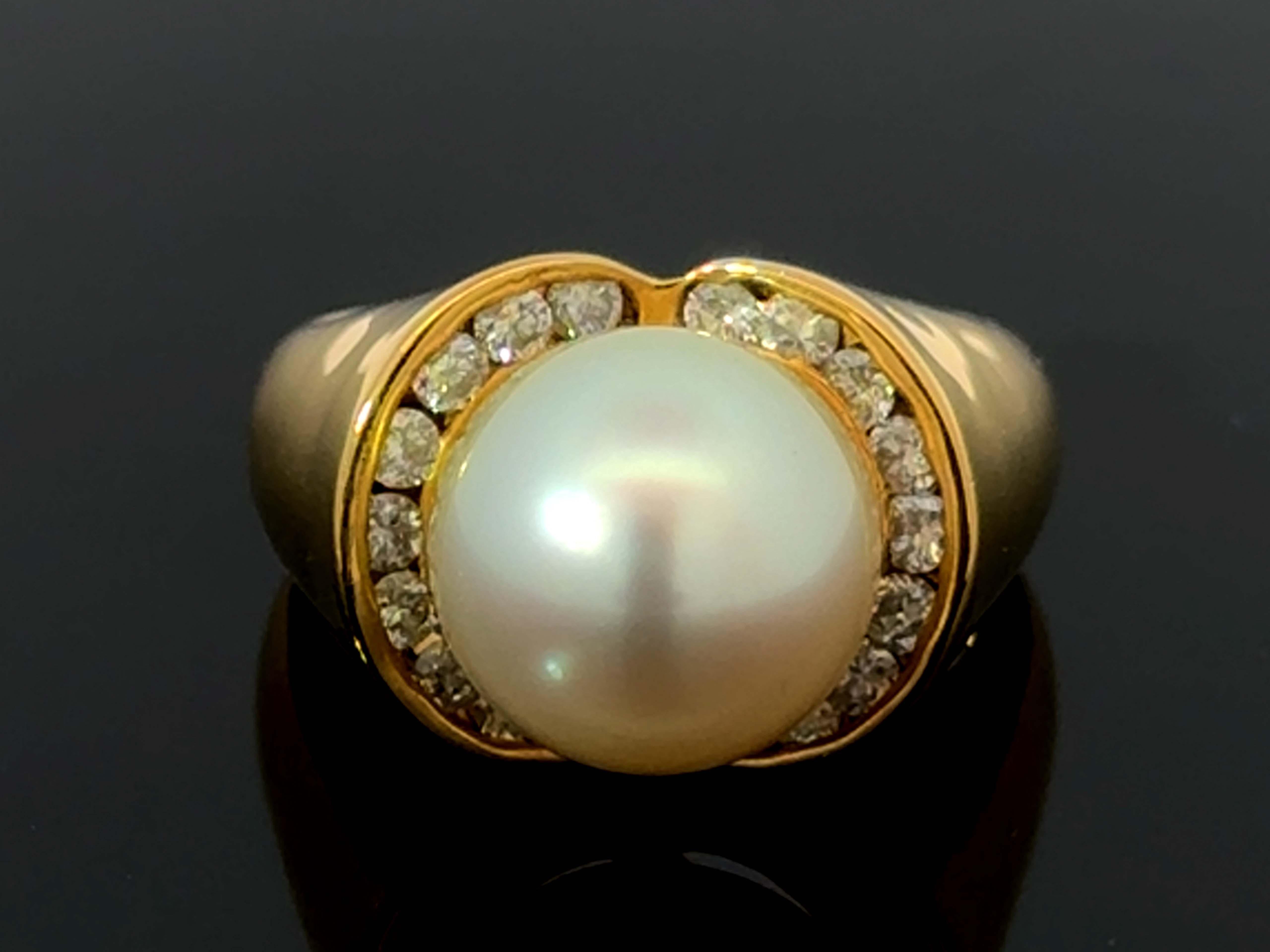 Especificaciones del anillo:

Metal: Oro amarillo de 18 quilates

Peso total: 10,8 gramos

Tipo de perla: Perla del Mar del Sur

Diámetro de la perla: 11,1 mm

Recuento de perlas: 1 Perla del Mar del Sur

Cantidad de diamantes: 18 talla brillante