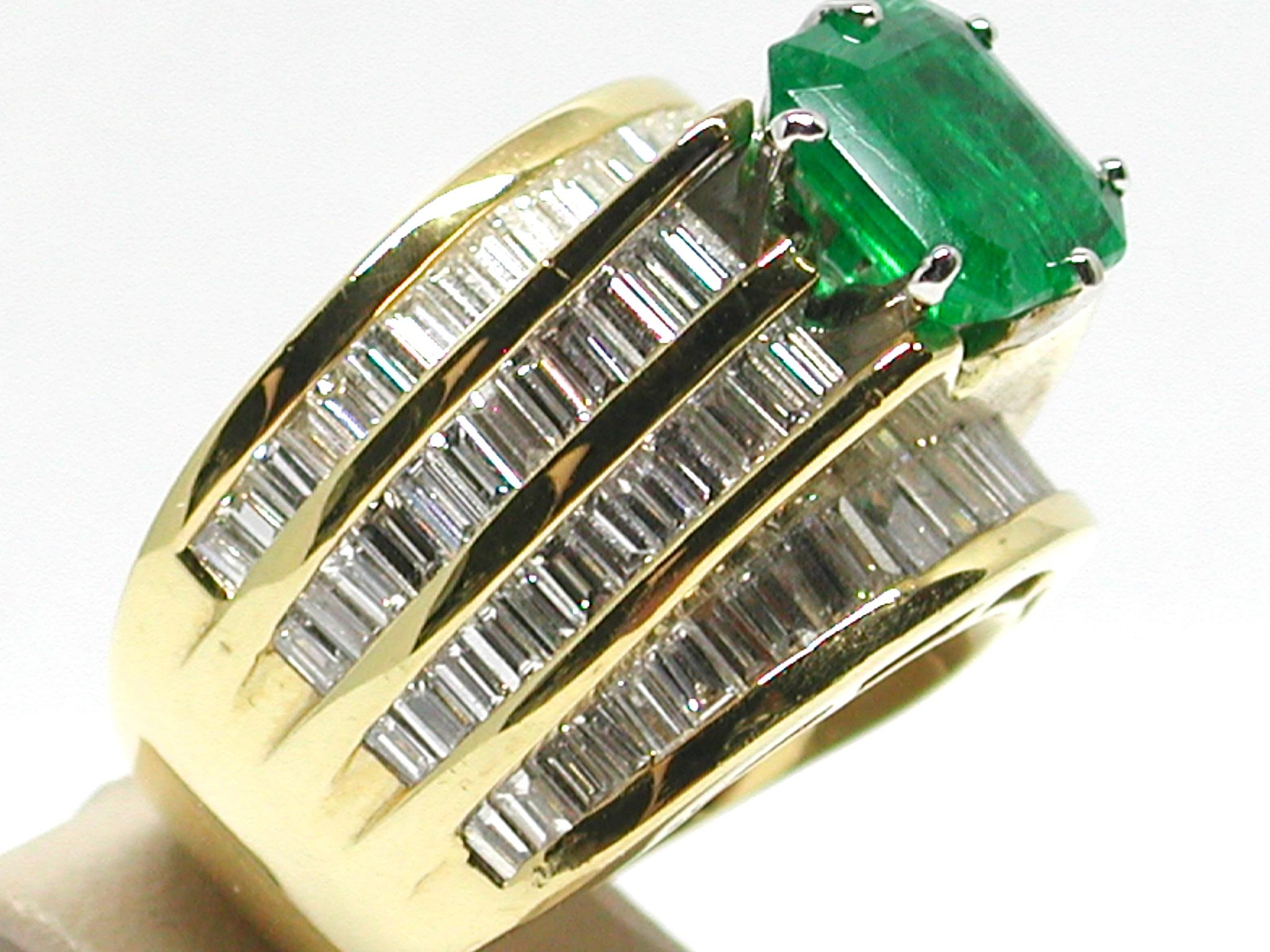 Round Cut 11.10 Carat Yellow Gold Diamond Emerald Ring For Sale
