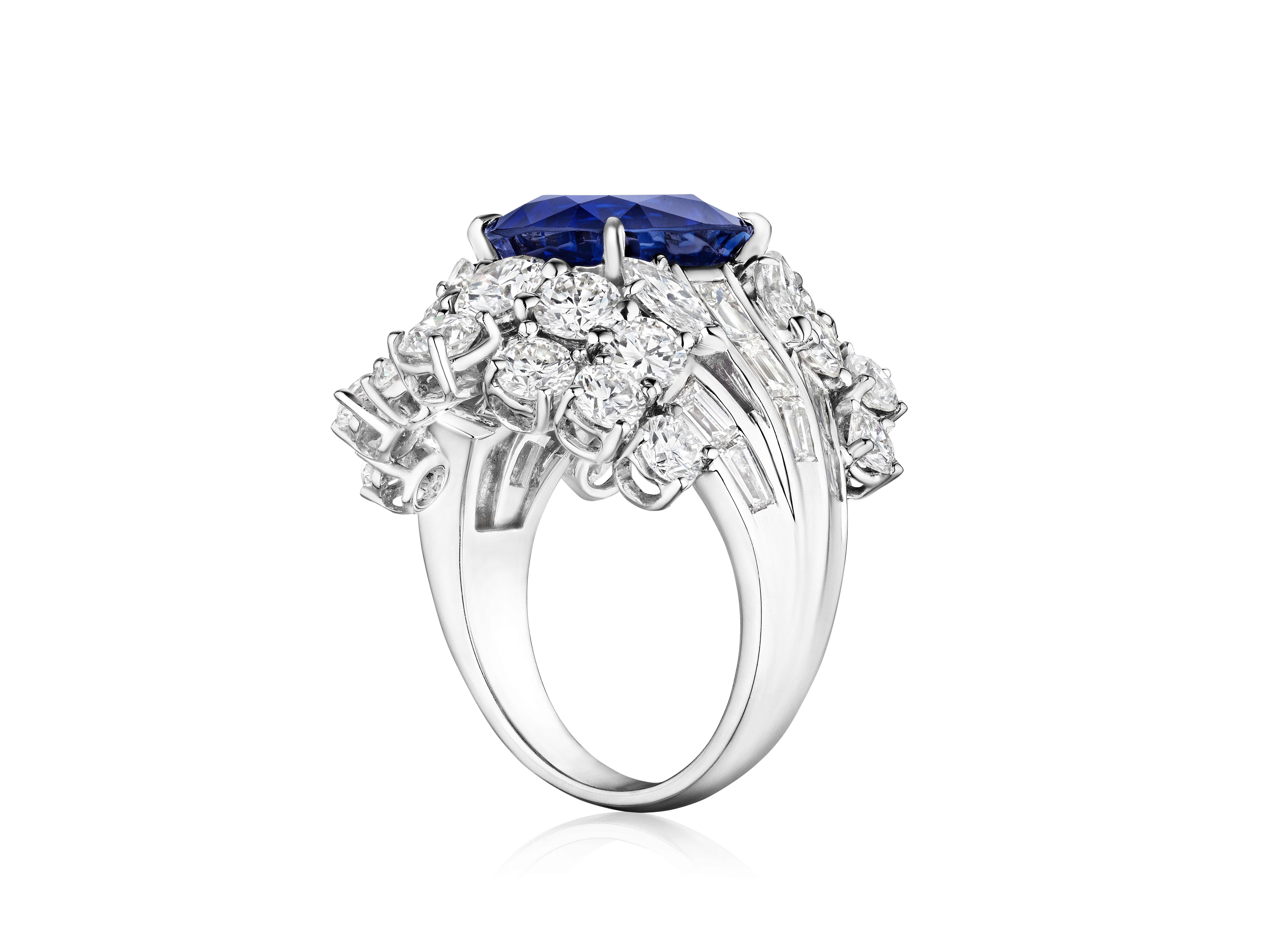 Ein wunderschöner und wichtiger Cocktailring mit einem Saphir im Kissenschliff mit einem Gewicht von 6,08 Karat. Akzentuiert mit Diamanten im Mischschliff mit einem Gesamtgewicht von 5,02 Karat. Ein atemberaubender Ring, der in 18 Karat Weißgold