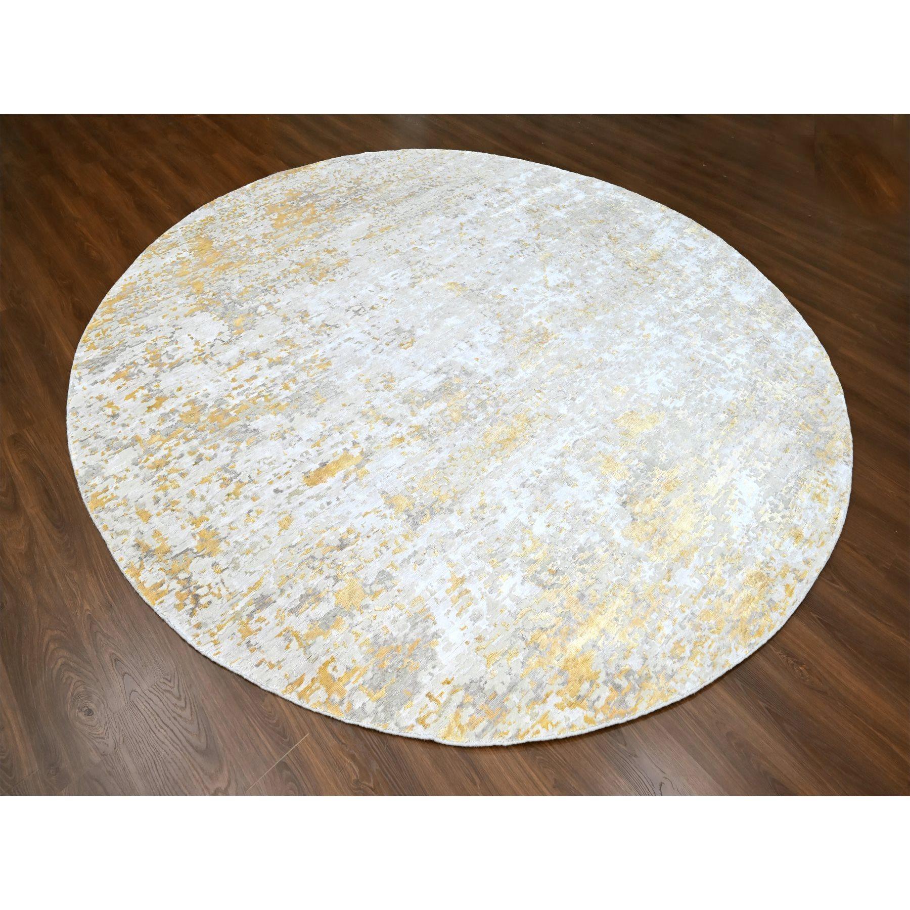 Beige mit Gold, Abstraktes Design, Wolle und Seide, Dicht gewebt, Hochflor, Handgeknüpft, Rund, Orientteppich
Primäre MATERIALIEN: Wolle & Seide
Latex: Kein Flor 
Höhe: 0,25 Zoll
Stil: AM Contemporary
Grundfarbe: Beige
Sekundäre Farben: Gelb,
