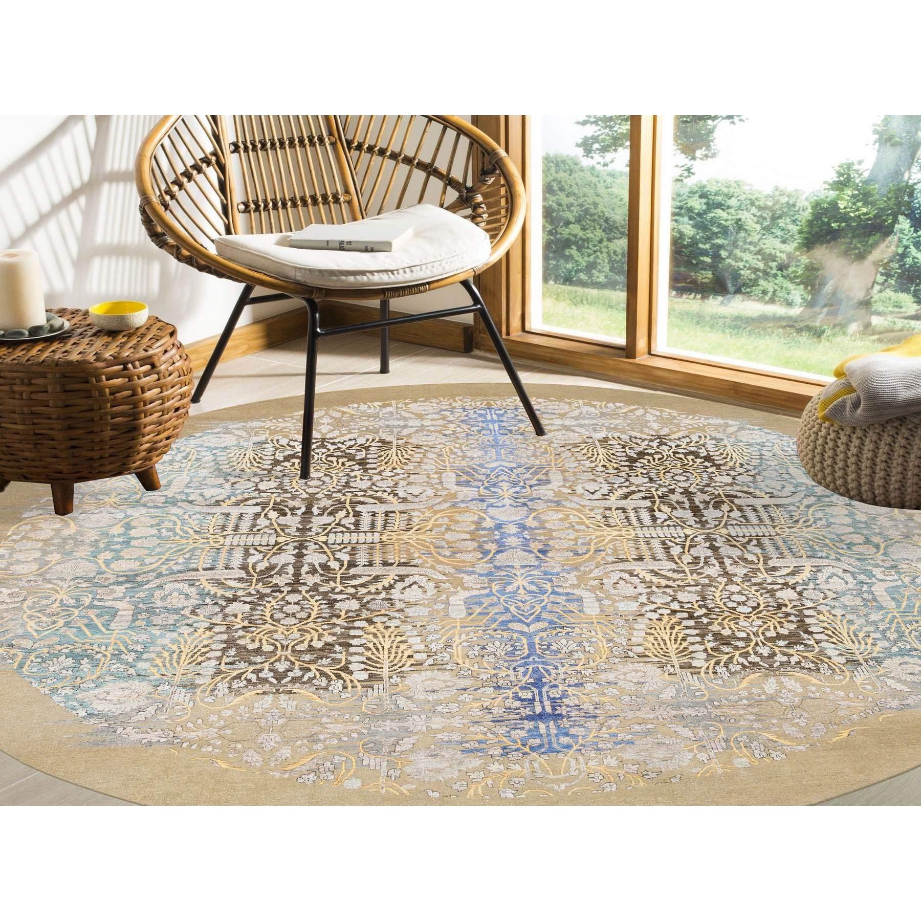 Il s'agit d'un véritable tapis oriental de style Transitionnel Sarouk, soie et laine texturée, marron doré, noué à la main et unique en son genre. Il a été noué pendant des mois et des mois selon des techniques de tissage séculaires par des artisans
