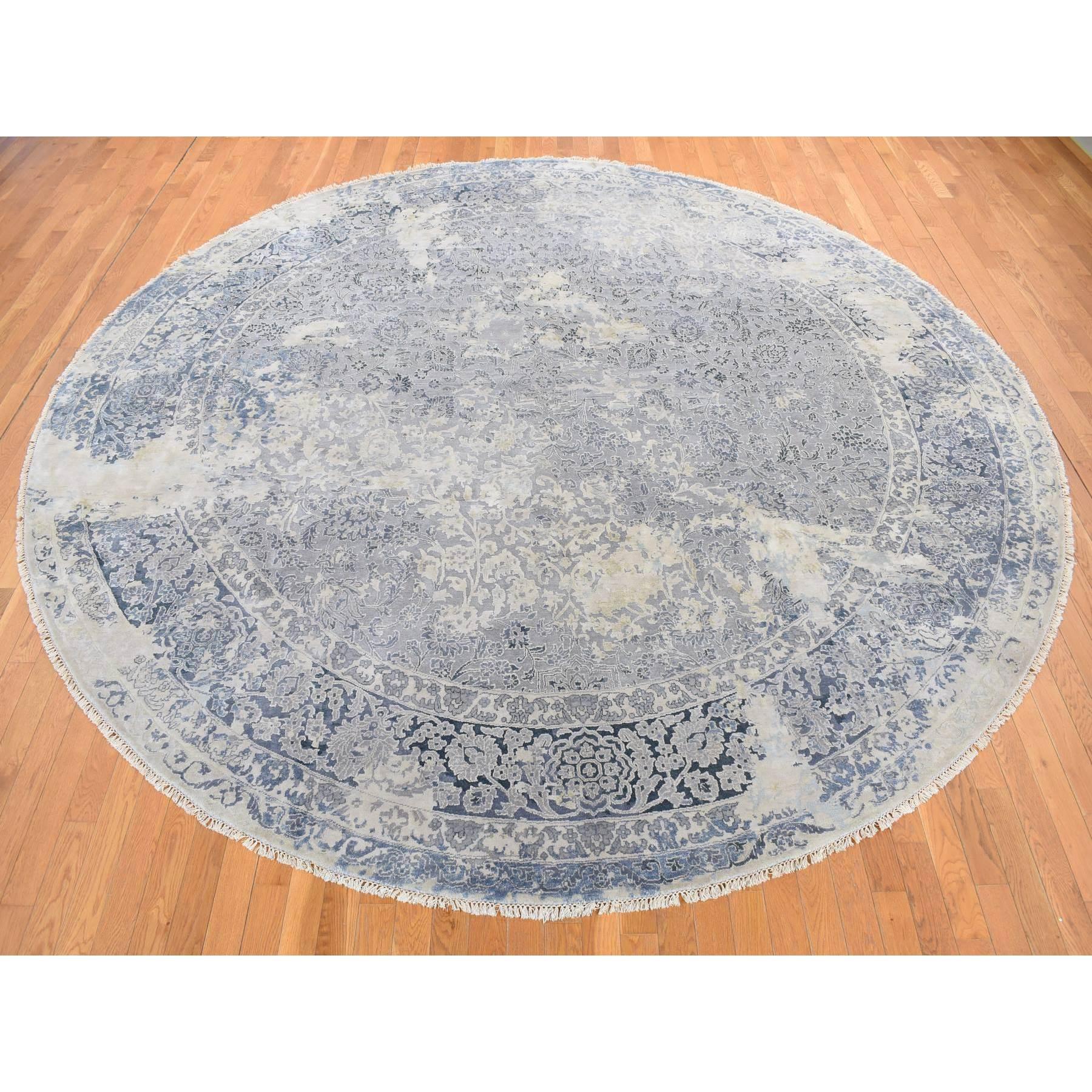 Ash Gray, Broken and Erased Kashan Design, Pure Silk, Hand Knotted, Round Oriental Rug
Matériaux primaires : Laine et soie
Latex : Pas de poils 
hauteur : 0,25 pouces
Style : Transitionnel
Couleur primaire : Gris
Couleurs secondaires : Blanc,