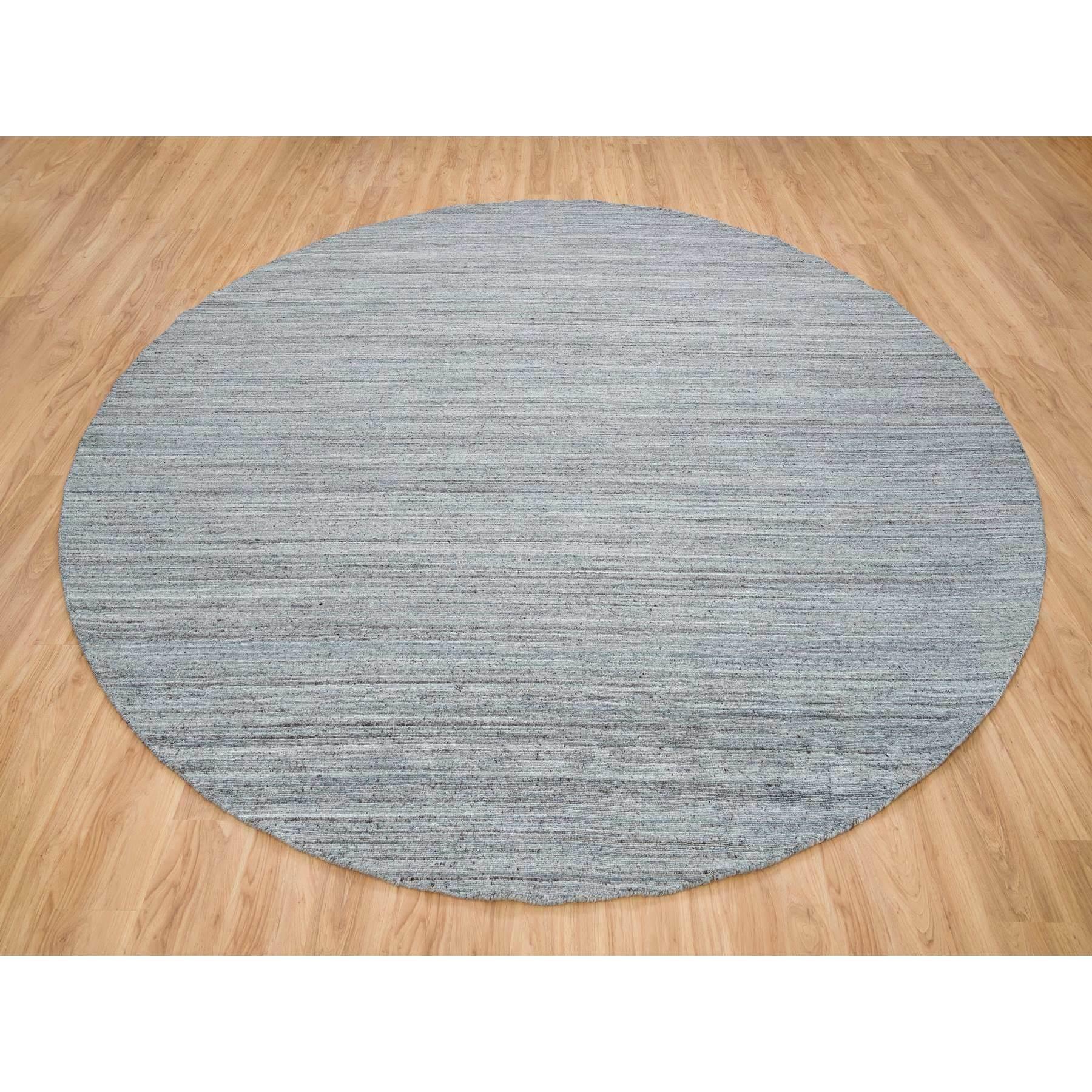 Dies ist eine wirklich echte one-of-a-kind Arsenic Grau, dick und Plüsch Plain Hand Loomed, Modern Striae Design, Organic Wool Soft Pile, Round Oriental Rug
Primäre MATERIALIEN: Wolle
Latex: Kein Flor 
Höhe: 0,25 Zoll
Stil: Lässig
Grundfarbe: