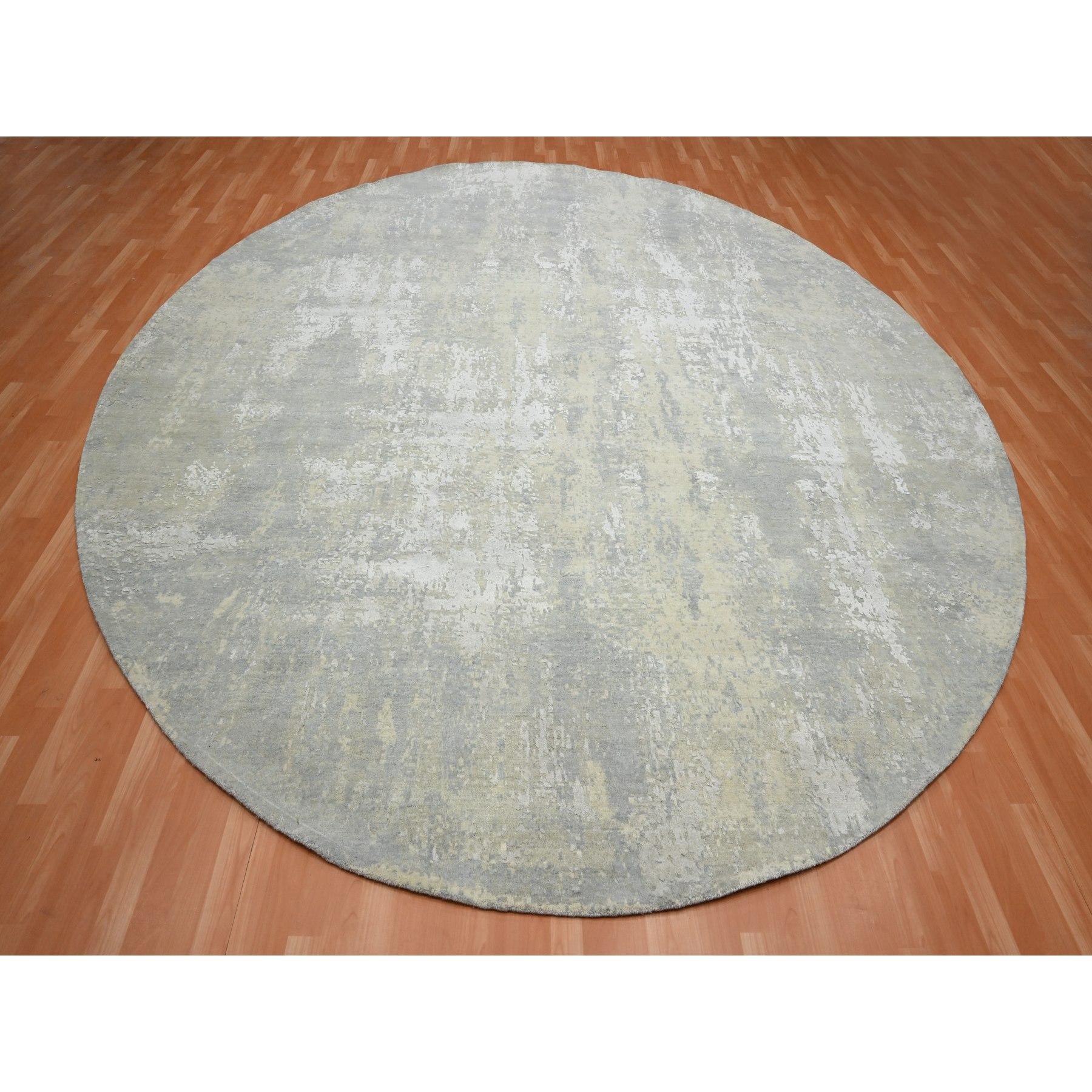 Gris clair, Design Modern/One avec des couleurs douces, laine et soie pure, noué à la main, rond, Tapis d'Orient
Matériaux primaires : Laine et soie
Latex : Pas de poils 
hauteur : 0,25 pouces
Style : Contemporain
Couleur primaire : Gris
Couleurs