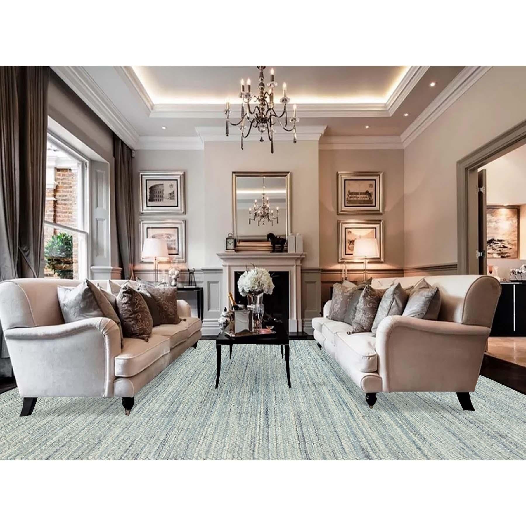 Il s'agit d'un véritable tapis oriental de transition en laine organique, tissé à la main en vert Seafoam et à motifs texturés variés. Il a été tissé pendant des mois et des mois selon les techniques séculaires de l'artisanat persan par des artisans