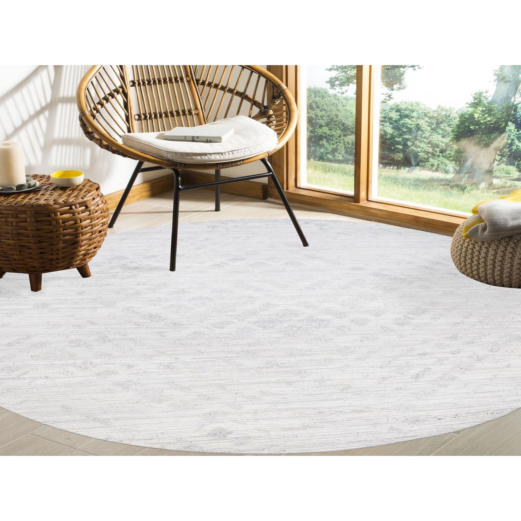 Dies ist eine wirklich echte one-of-a-kind Modern Hand Spun Undyed Natural Wool Hand Knotted Ivory Oriental Round Rug. Es wurde monatelang in den jahrhundertealten persischen Webtechniken von epert-Handwerkern geknüpft.
Primäre MATERIALIEN: