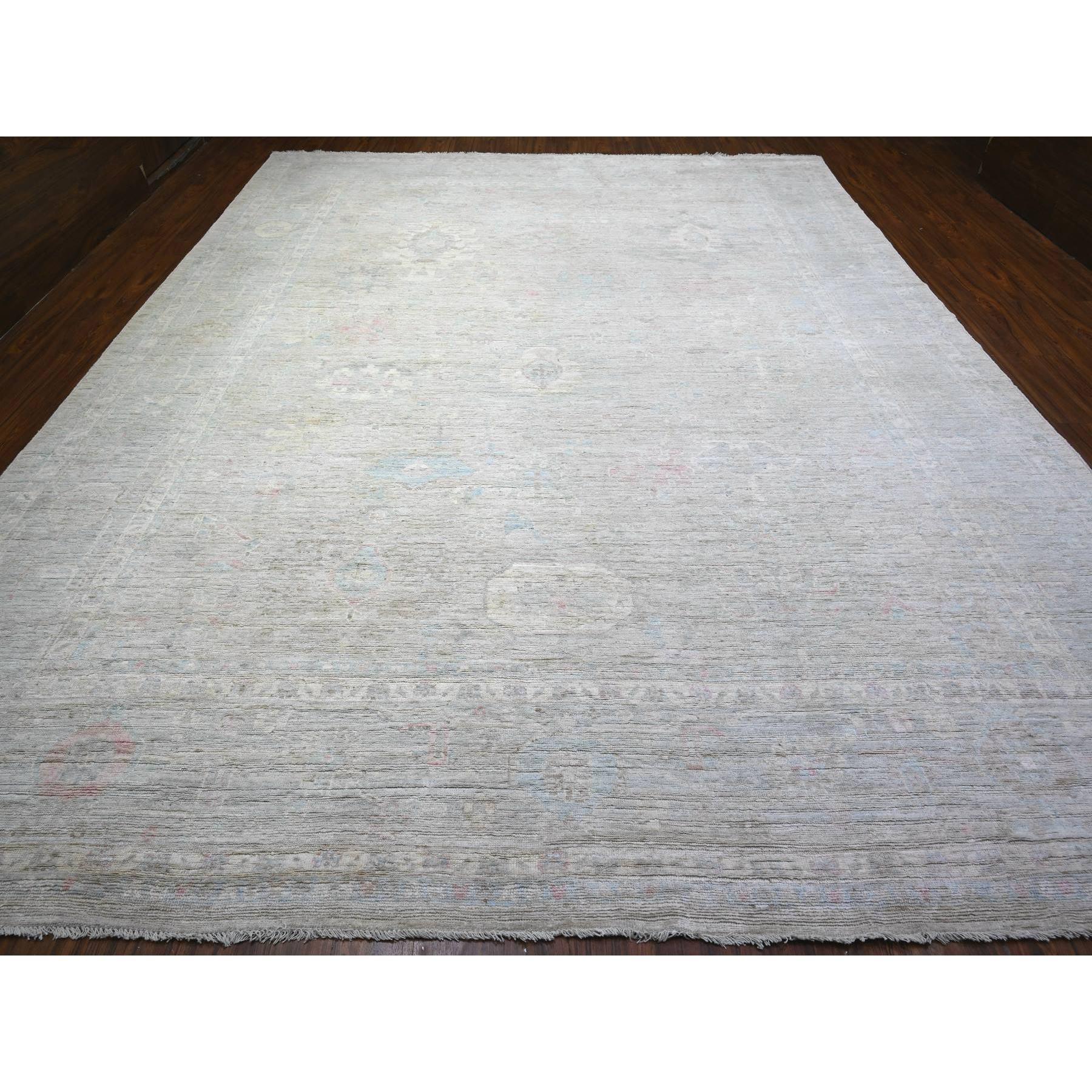 Si tratta di un autentico tappeto orientale Afghan Angora Oushak, annodato a mano, in pura lana, unico nel suo genere. È stato annodato per mesi e mesi con tecniche di tessitura secolari da esperti artigiani.
Materiali primari: Lana
Lattice: No Pile