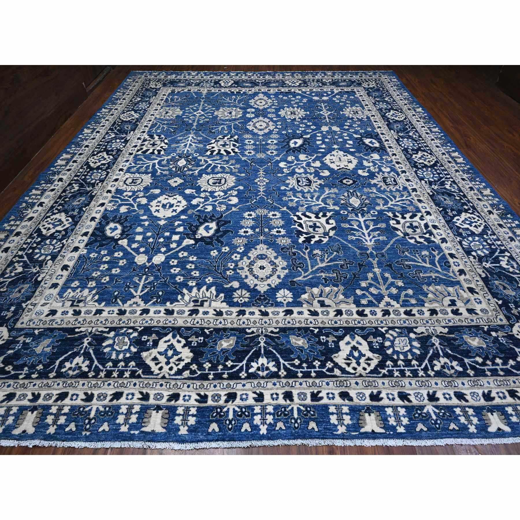 Il s'agit d'un véritable tapis d'Orient, unique en son genre, de type Fine Peshawar With Tabriz Vase Design, noué à la main, en pure laine. Il a été noué pendant des mois et des mois selon des techniques de tissage séculaires par des artisans