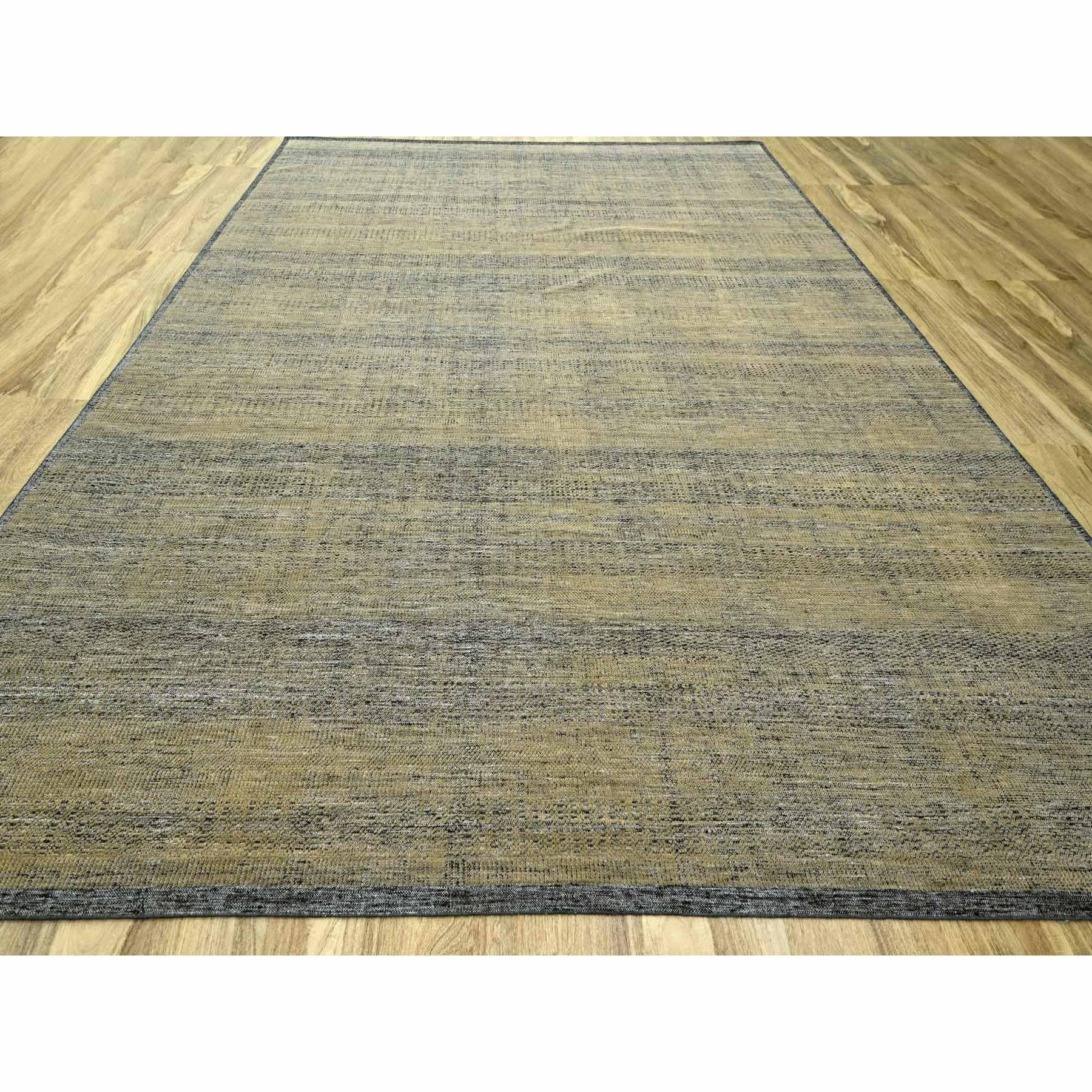 Latte Braun mit Holzkohle Schwarz, Oxidiert und Distressed Gras Design mit freiliegenden Kettfäden, 100% Wolle, Handgeknüpft, Übergröße, Orientteppich
Primäre MATERIALIEN: Wolle
Latex: Kein Flor 
Höhe: 0,25 Zoll
Stil: AM Contemporary
Grundfarbe: