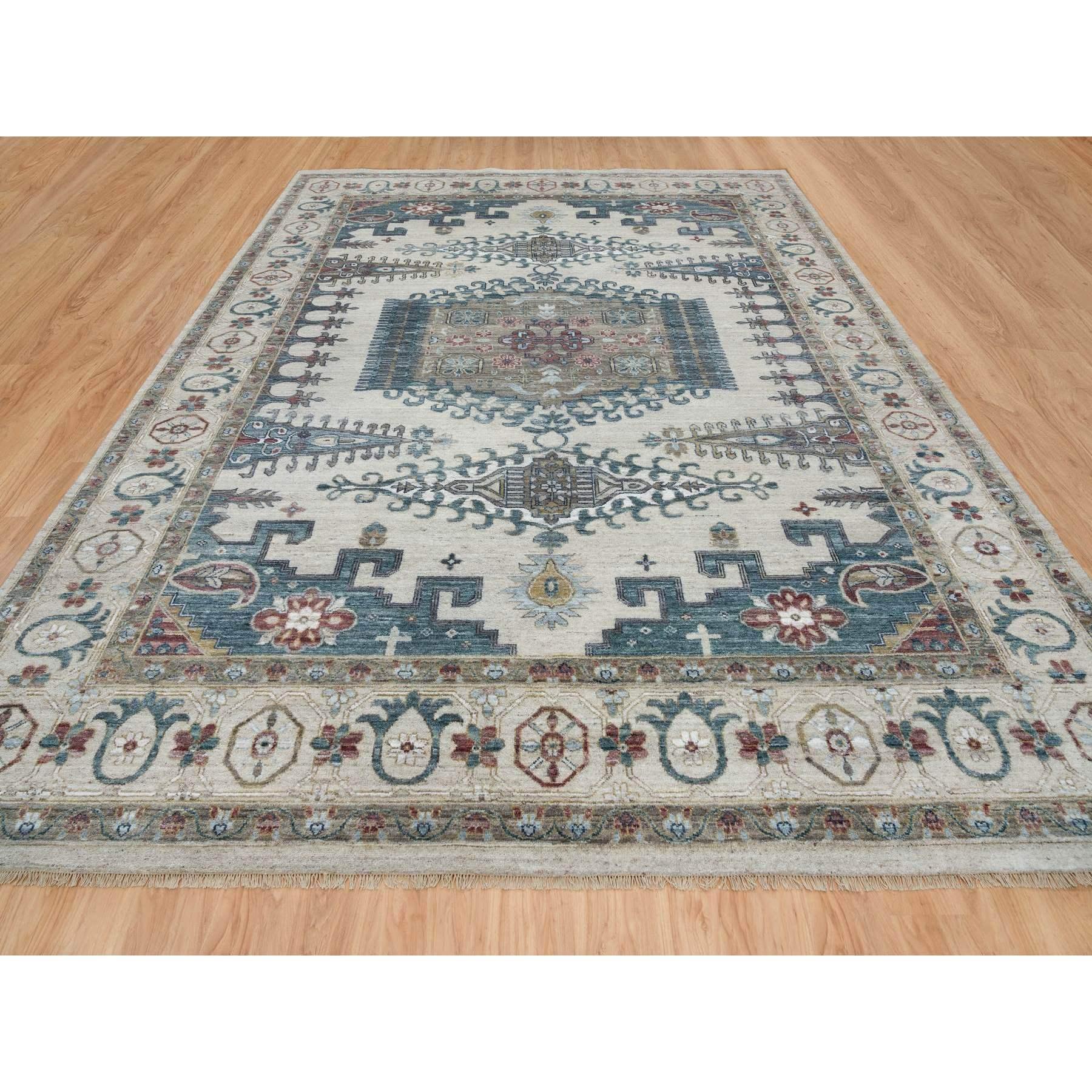 Marfil con tonos suaves, pelo suave de pura lana anudada a mano, diseño persa Viss reimaginado felpa y exuberante, alfombra oriental sobredimensionada
Materiales primarios: Lana
Látex: Sin pelo 
altura: 0,25 Pulgadas
Estilo: Tradicional
Color