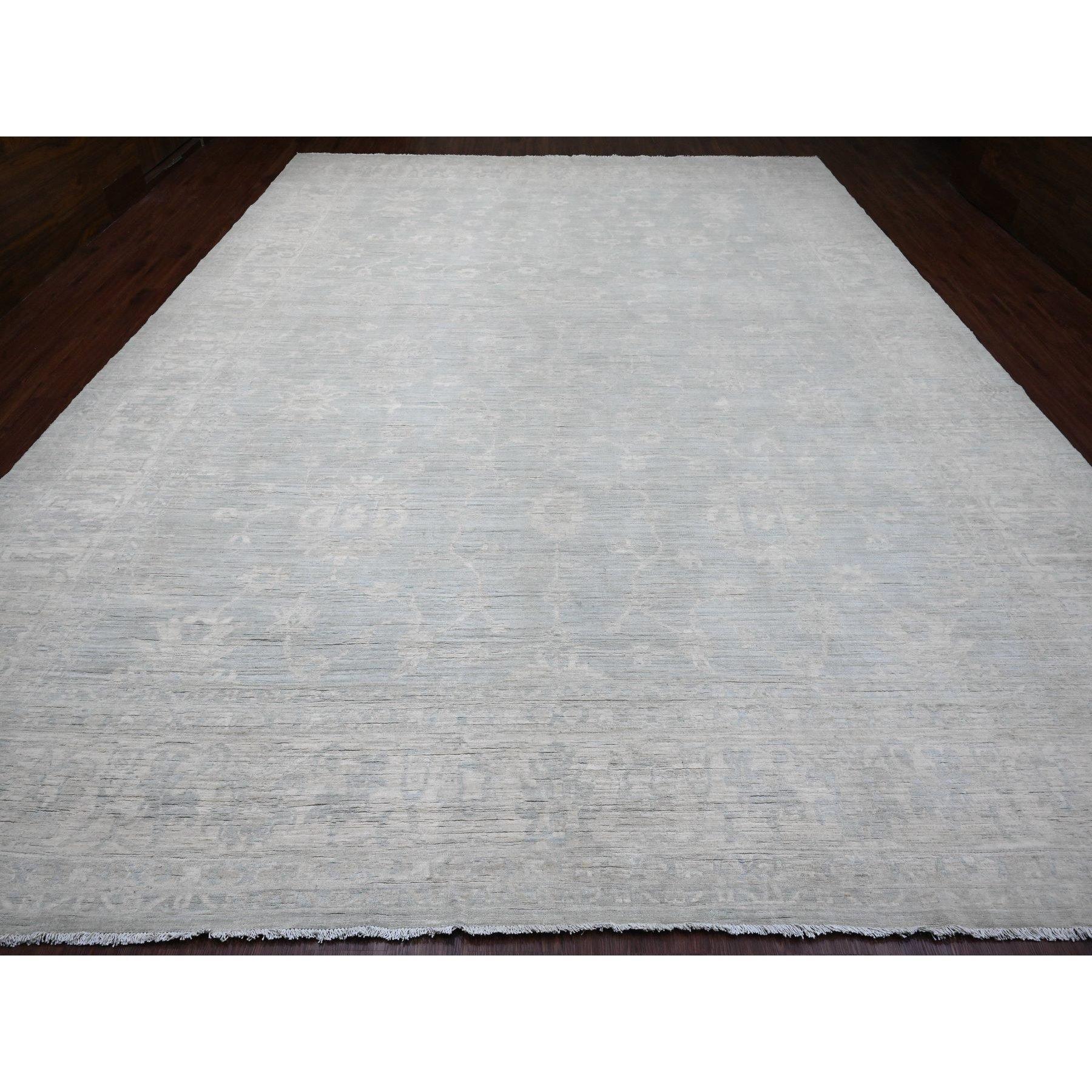 Misty Grau, White Wash Peshawar mit All Over Leaf Design, Natürliche Farbstoffe, 100% Wolle, Handgeknüpft, Übergröße, Orientteppich
Primäre MATERIALIEN: Wolle
Latex: Kein Flor 
Höhe: 0,25 Zoll
Stil: Transitional
Grundfarbe: Grau
Sekundärfarben: