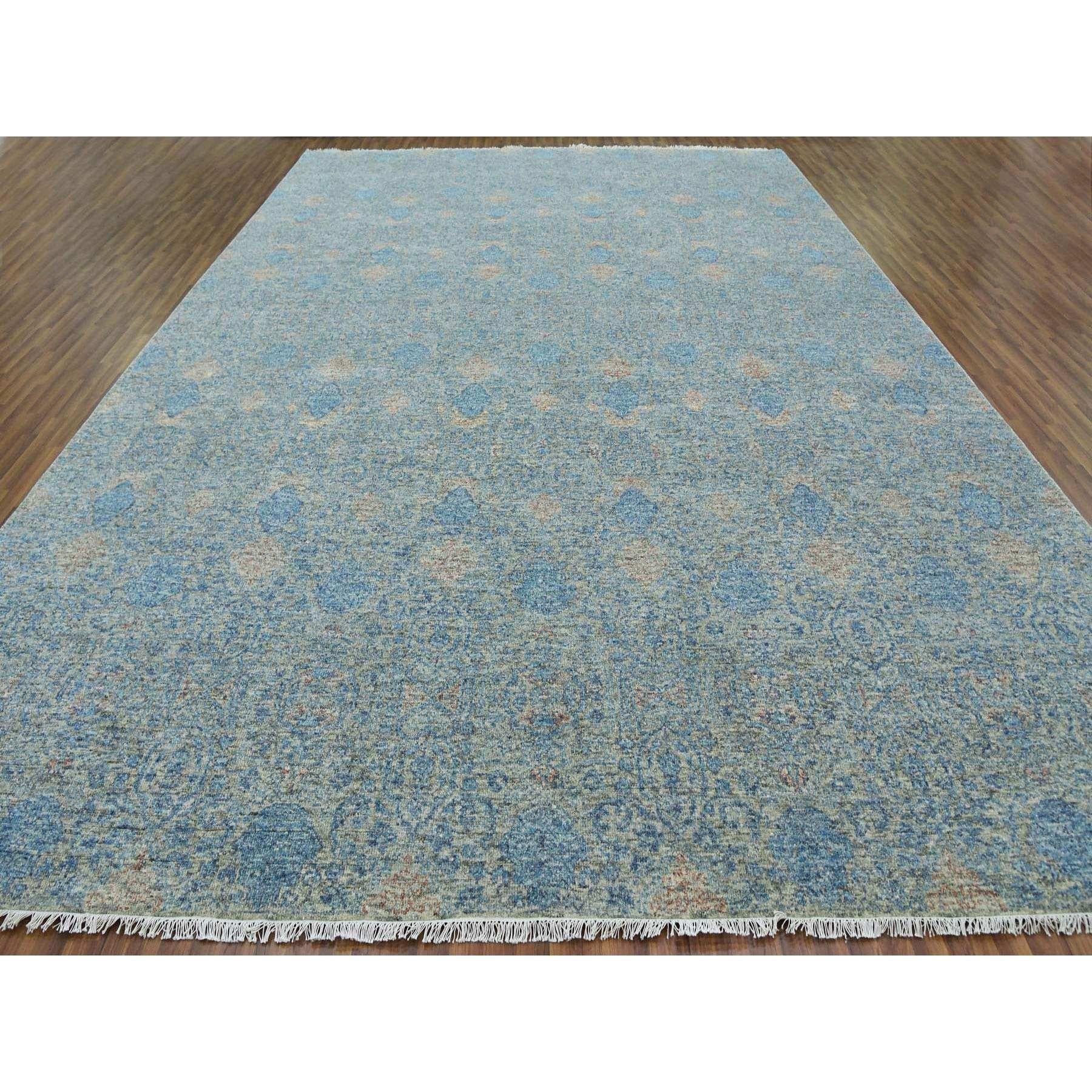 Se trata de una auténtica alfombra oriental de colores, anudada a mano, de diseño moderno con medallones geométricos, de lana texturizada.  Ha sido anudada durante meses y meses con técnicas artesanales de tejido centenarias por expertos
