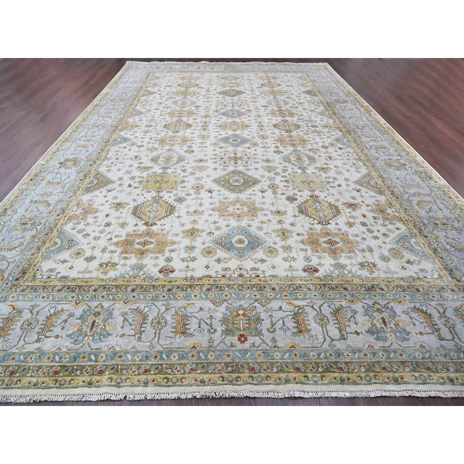 Avorio e grigio, Tappeto orientale in pura lana annodato a mano, design Karajeh con medaglioni tribali, di dimensioni eccessive
Materiali primari: Lana
Lattice: No Pile 
altezza: 0,25 pollici
Stile: Tradizionale
Colore primario: Avorio
Colori