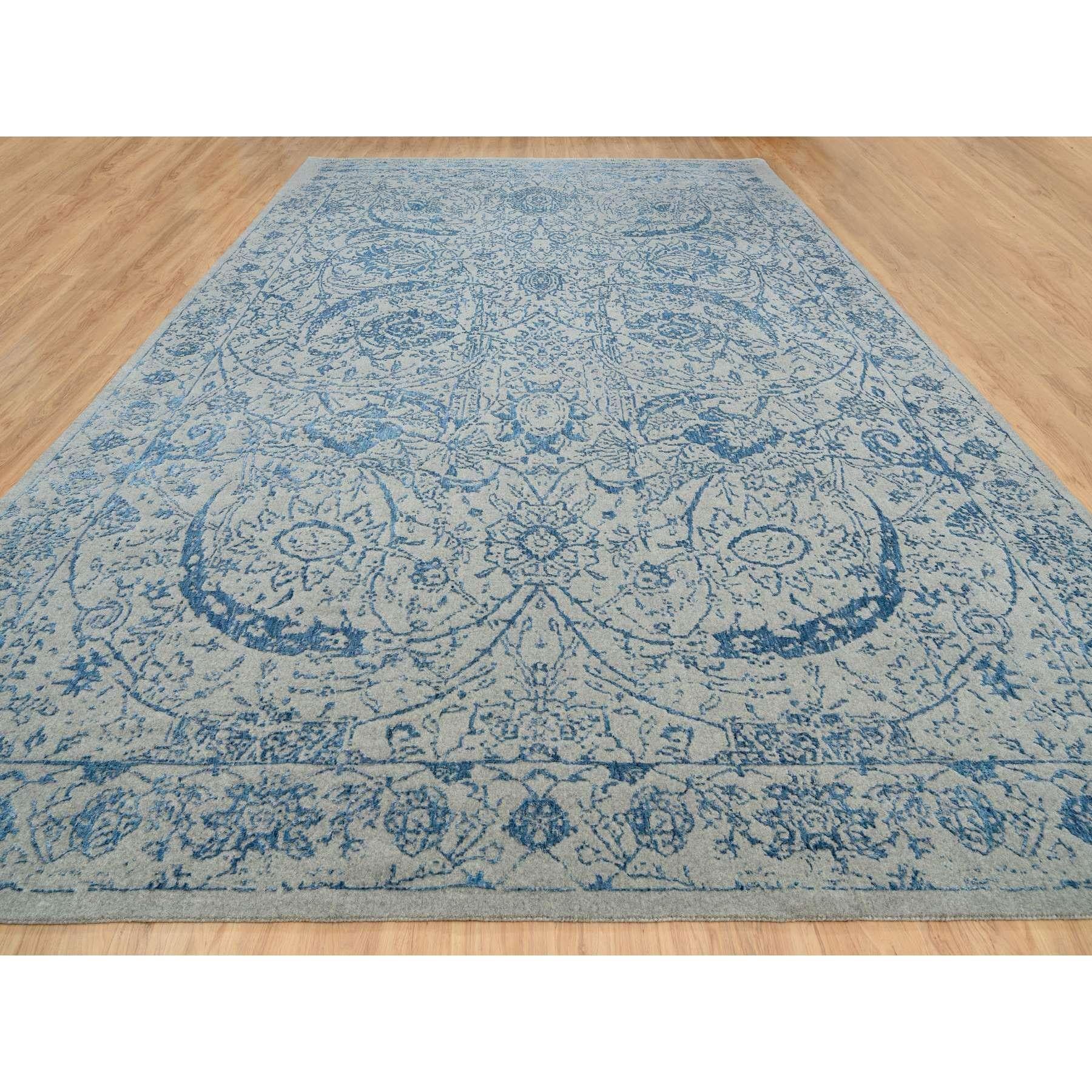 Si tratta di un autentico esemplare unico di Tappeto grigio, finemente lavorato a mano a jacquard, con disegno di foglie di falce, in lana e seta vegetale, orientale, di grandi dimensioni. È stata tessuta per mesi e mesi con tecniche di tessitura