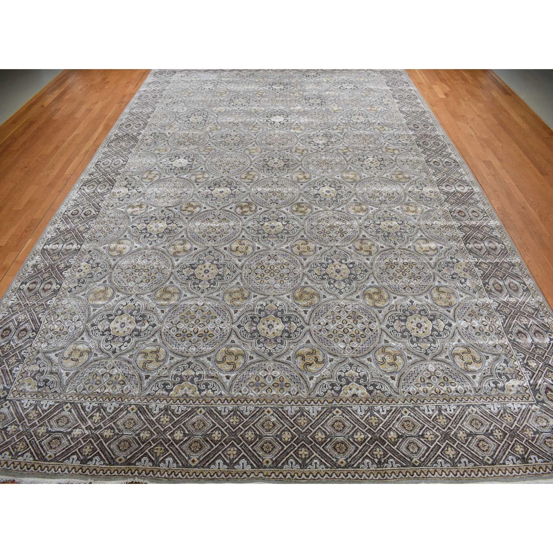 Gris fossile, design de médaillons d'inspiration moghole, laine et soie texturées, noué à la main, surdimensionné, tapis d'Orient
Matériaux primaires : Laine et soie
Latex : Pas de poils 
hauteur : 0,25 pouces
Style : Transitionnel
Couleur primaire
