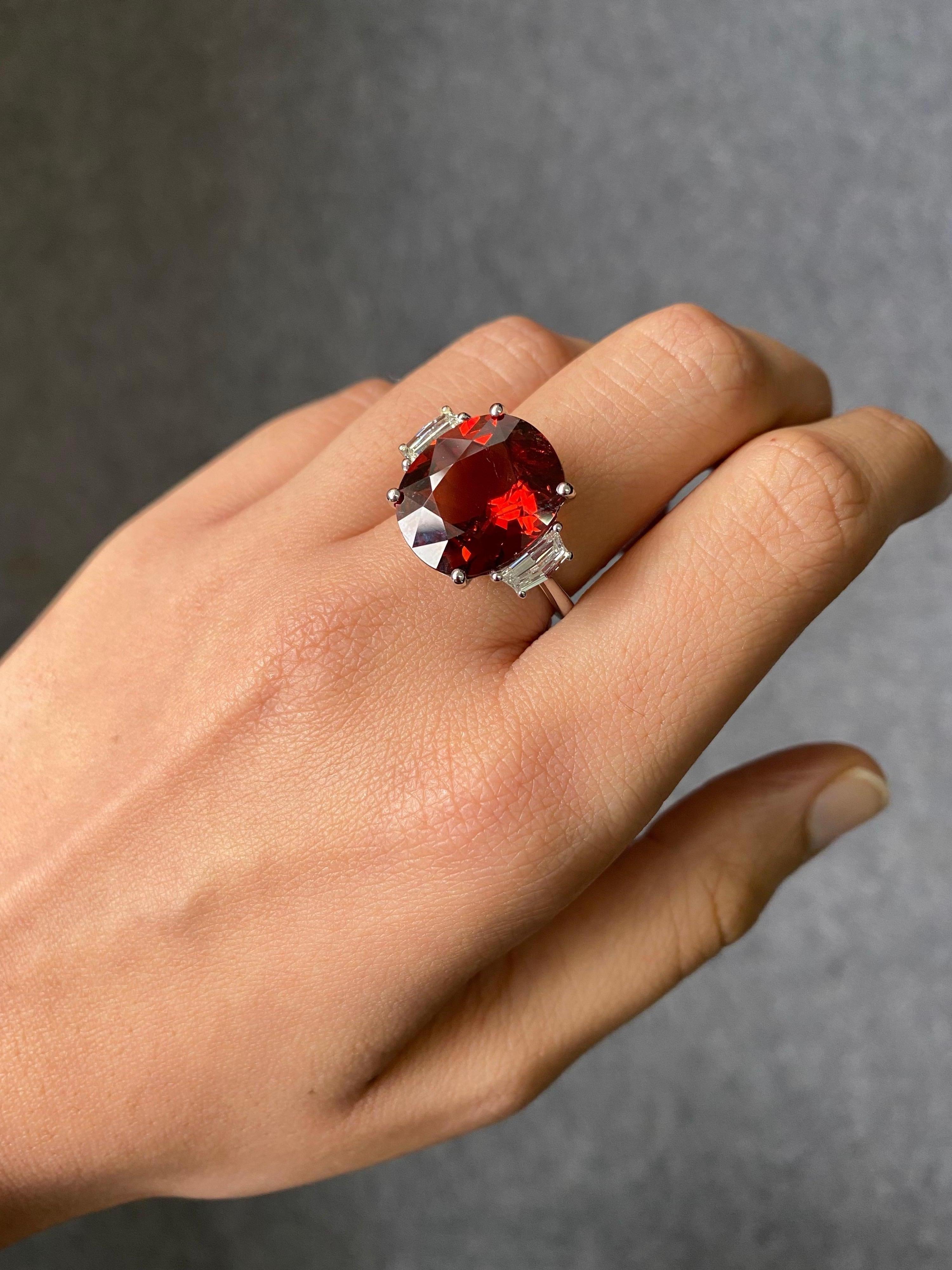 Moderne Bague de fiançailles à trois pierres en grenat mandarin certifié 11,11 carats et diamants en vente