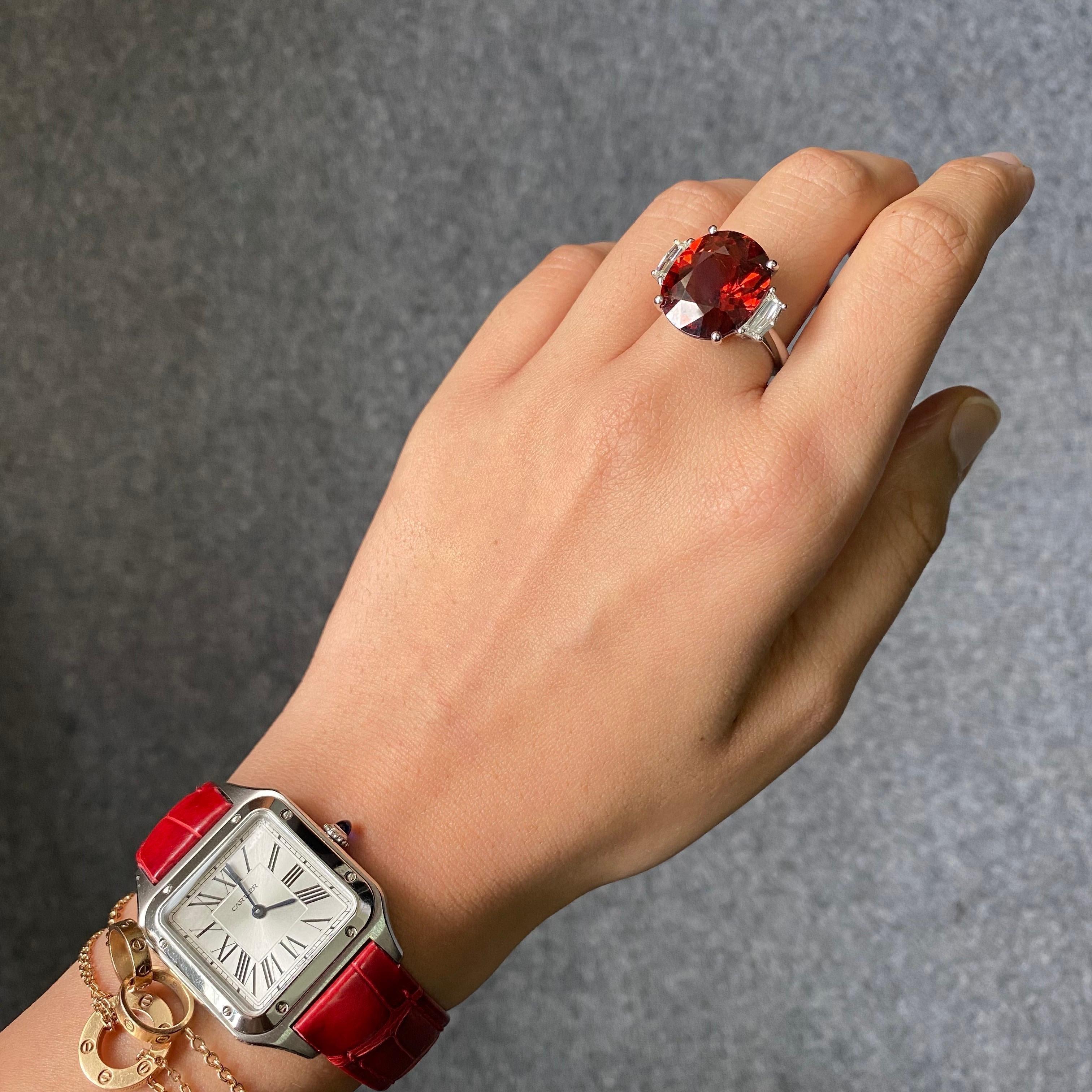 Taille ovale Bague de fiançailles à trois pierres en grenat mandarin certifié 11,11 carats et diamants en vente