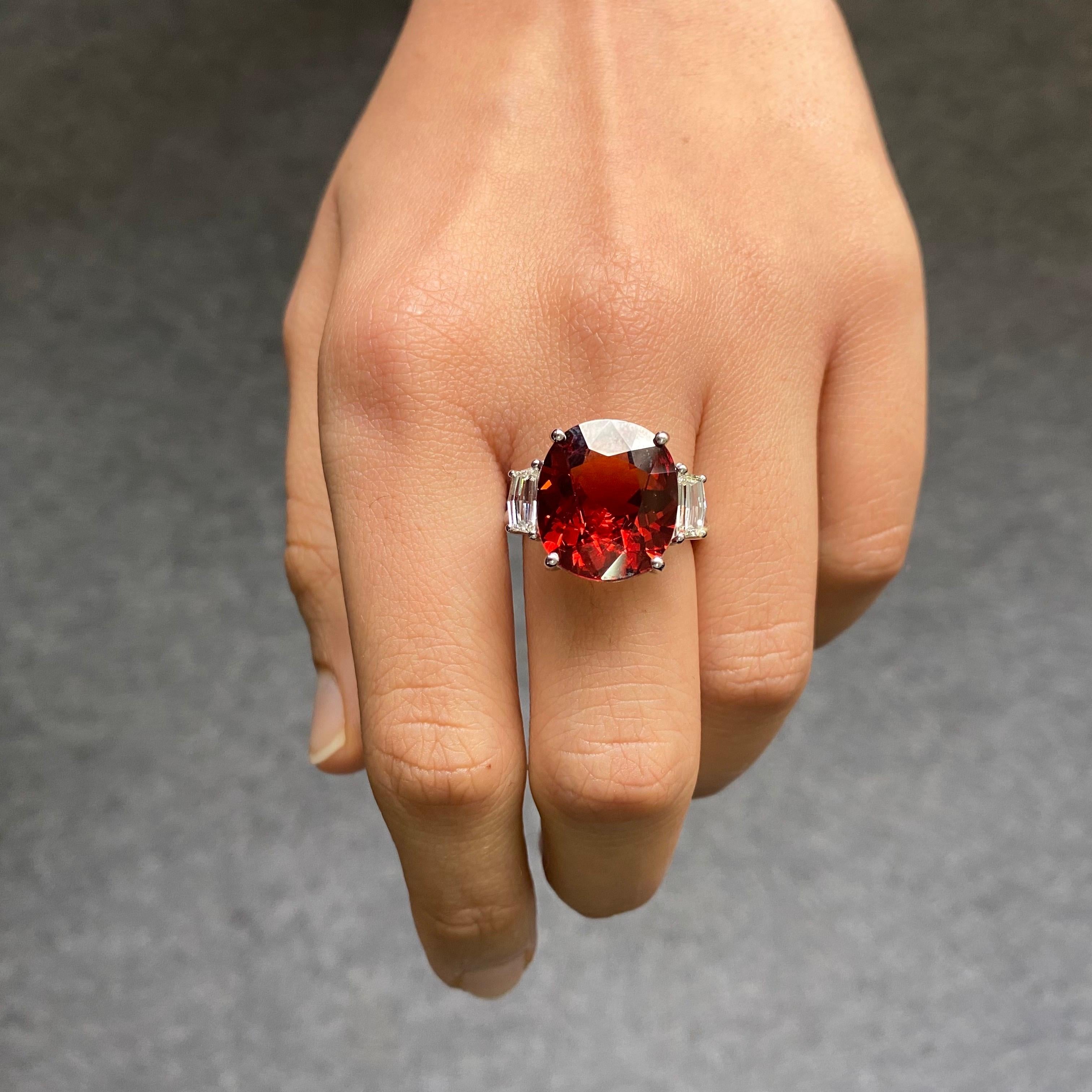 Bague de fiançailles à trois pierres en grenat mandarin certifié 11,11 carats et diamants Neuf - En vente à Bangkok, Thailand