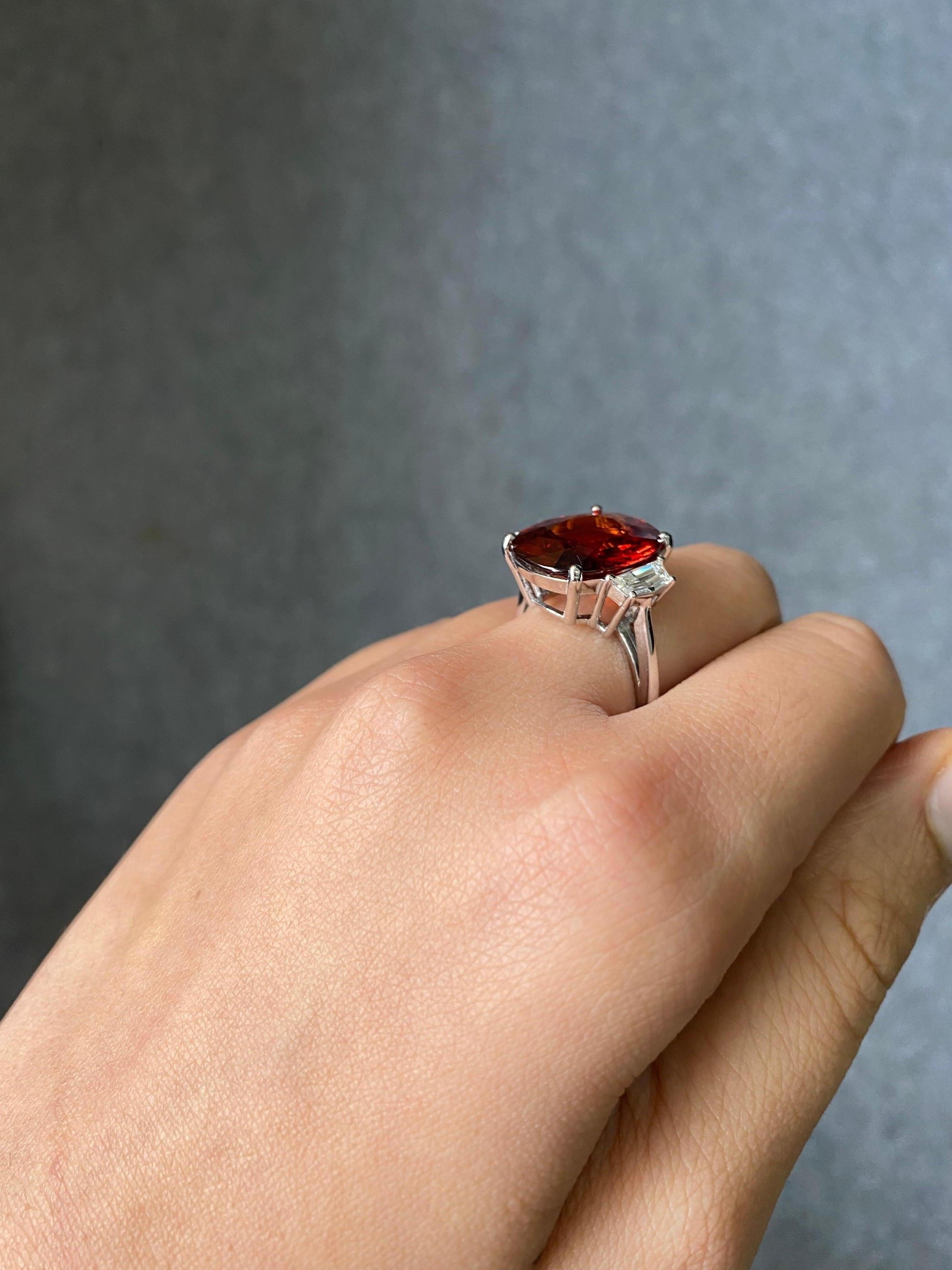 Bague de fiançailles à trois pierres en grenat mandarin certifié 11,11 carats et diamants Unisexe en vente