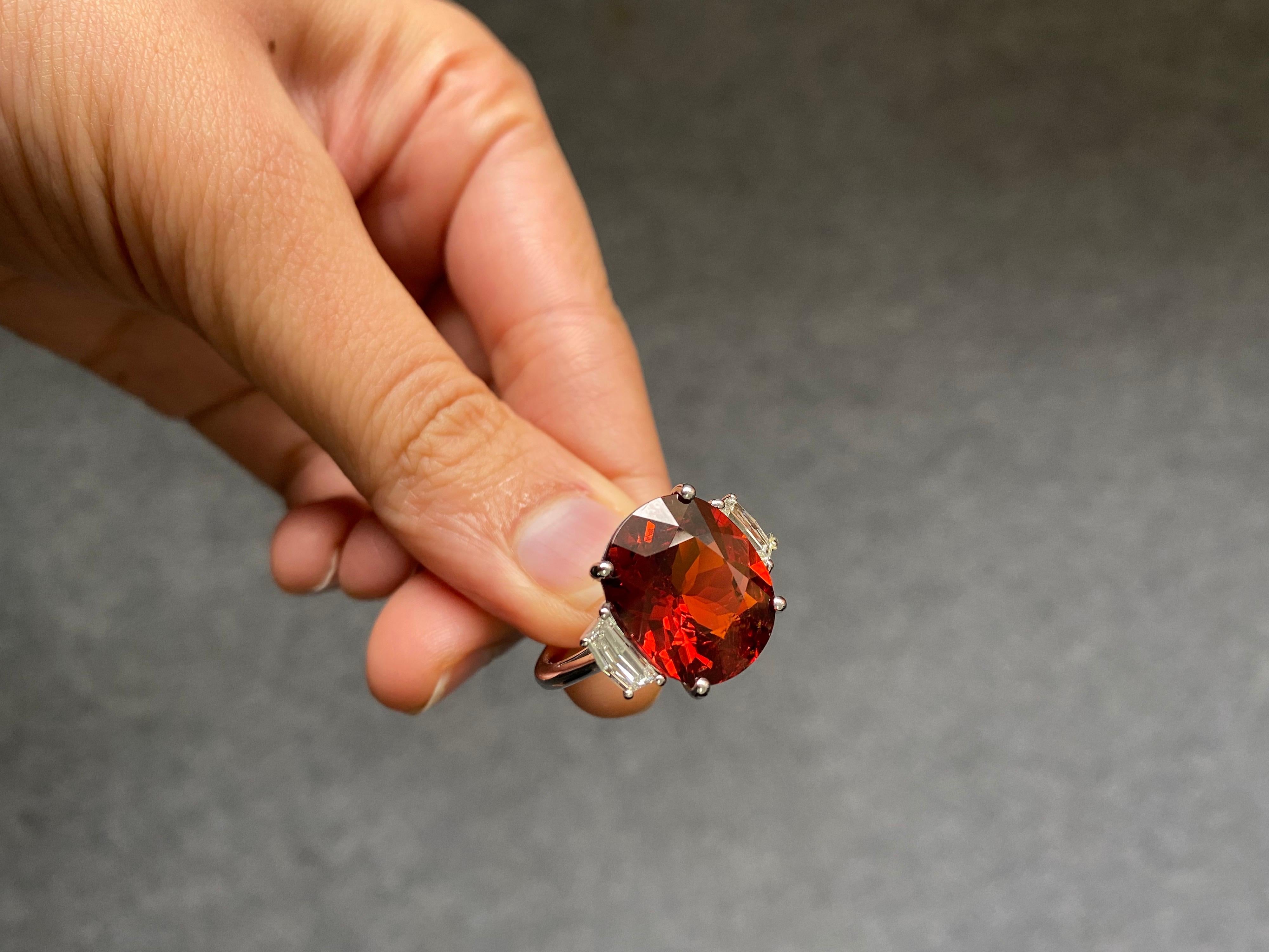 Bague de fiançailles à trois pierres en grenat mandarin certifié 11,11 carats et diamants en vente 1